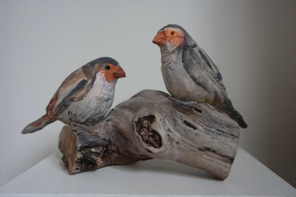 Sculptures oiseaux en grès - Duo astrilds sur cep de vigne - 13 x 23 x 12 - 180€