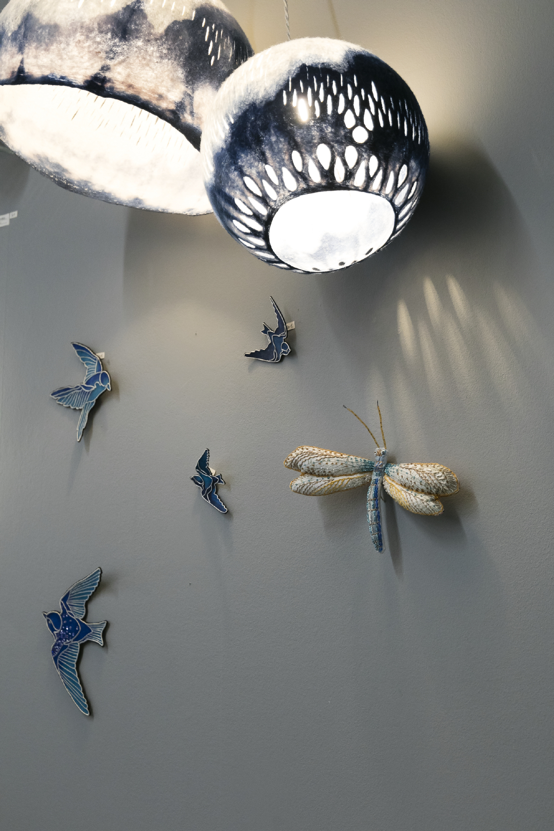 Suspension LUNE BLEUE en feutre de laine : N°3 Diamètre 40 cm - 216€ / N°2 Diamètre 30 cm - 180€
