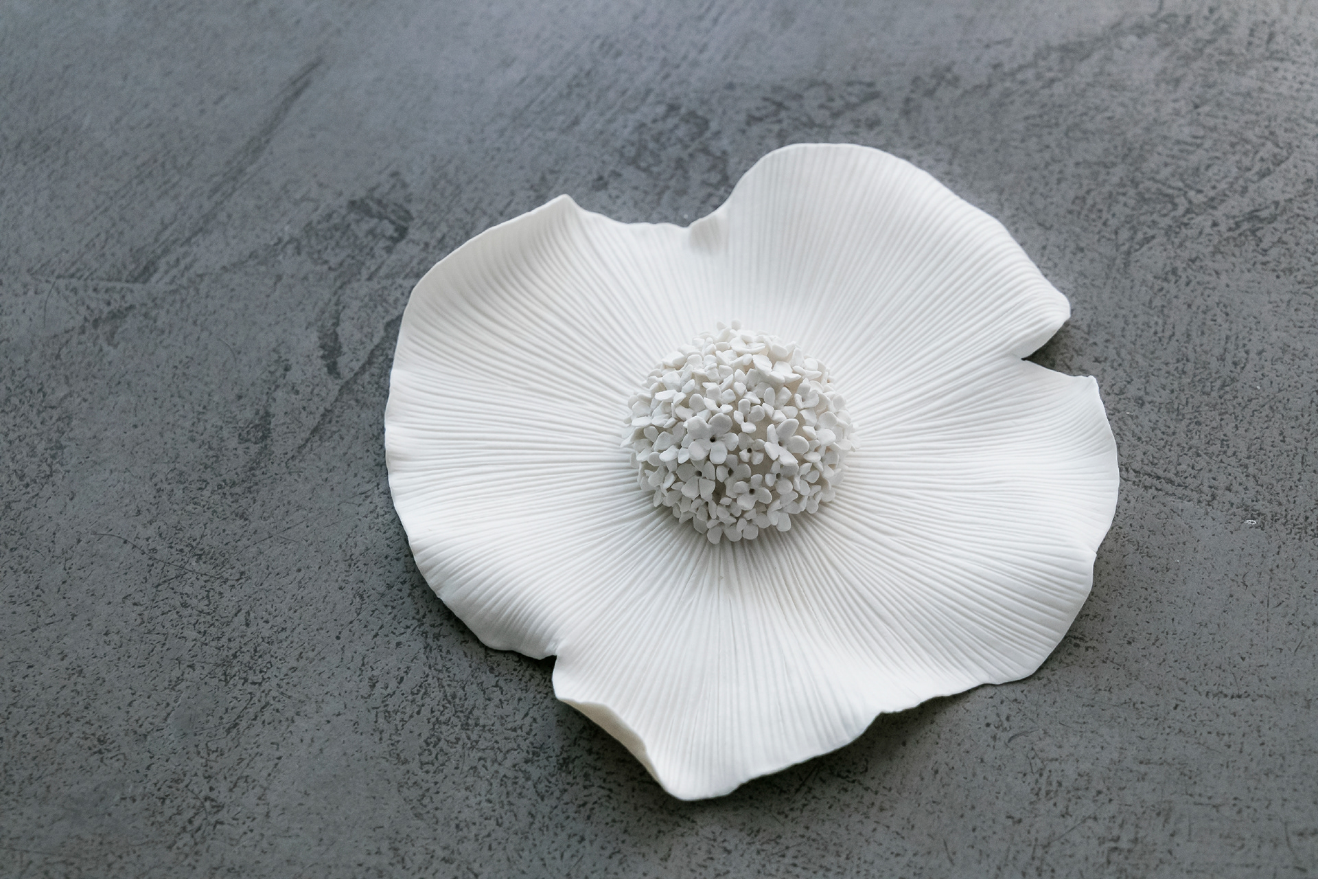 Fleur corolle pièce unique en porcelaine 345€