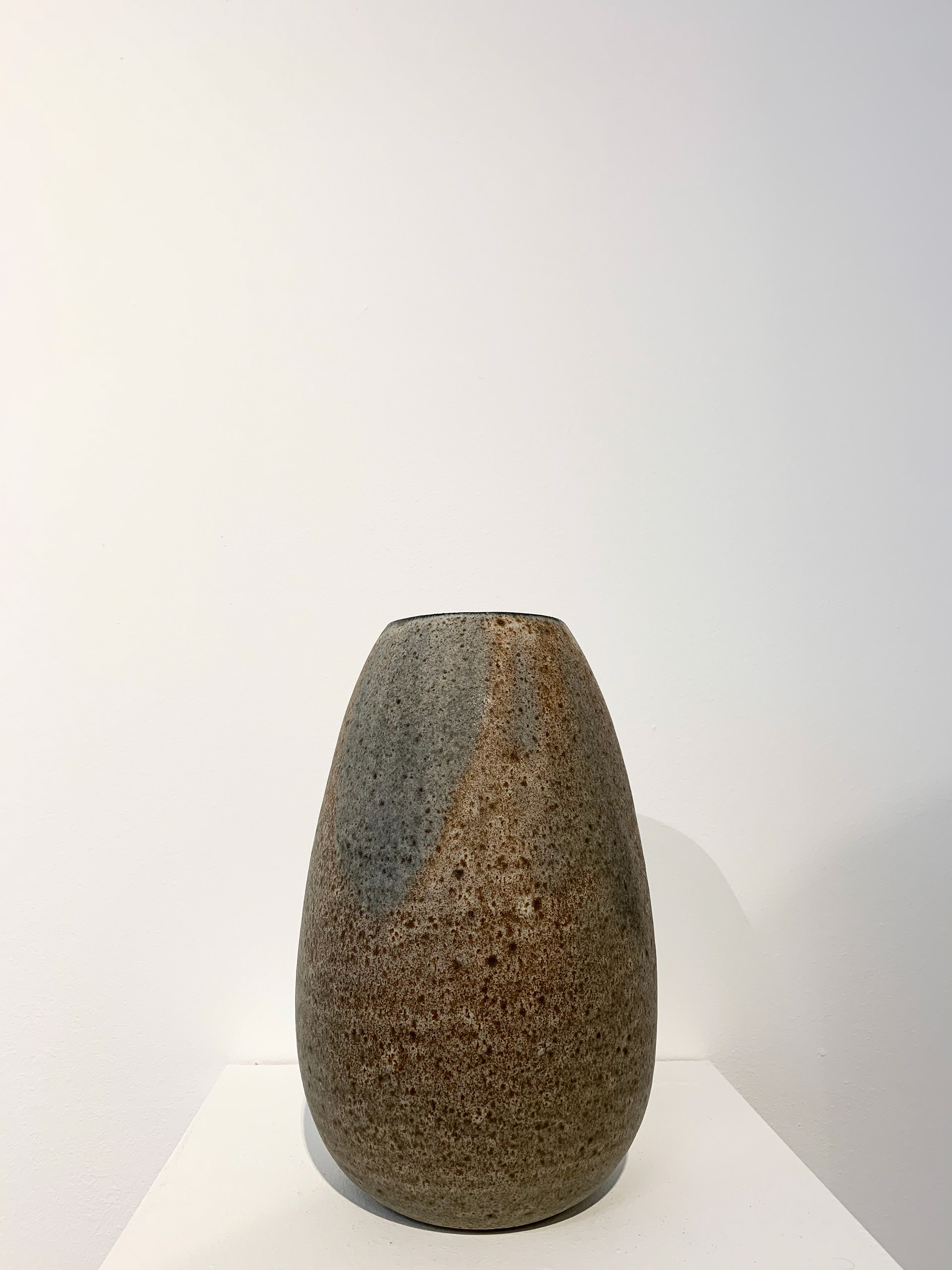 Vase forme olive brun mat - Grès - 25,5 x Diamètre: 9 & 12 cm - 160€