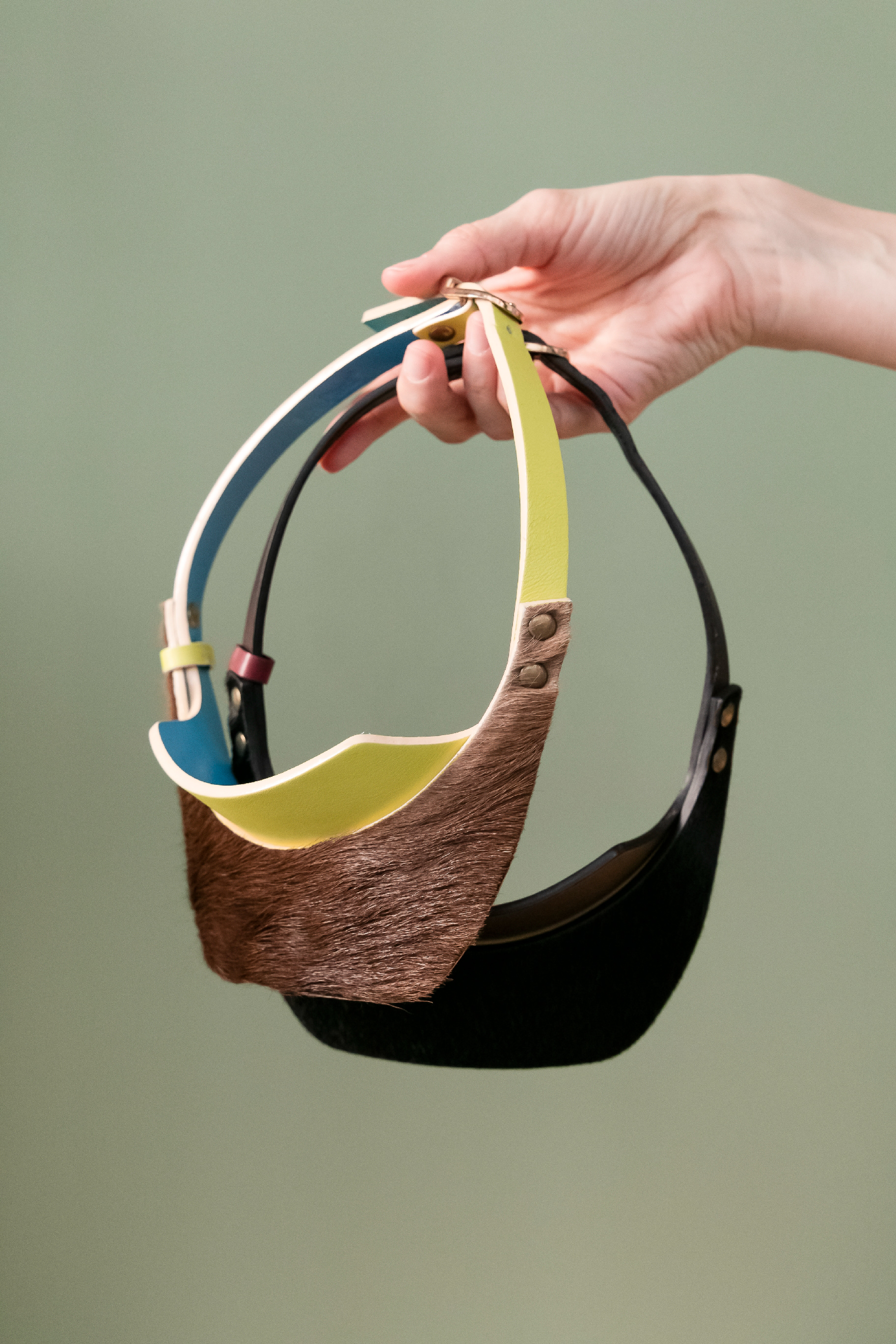 Visières SOLEIL bi-matière en cuir noir lisse et en poulain noir, doublé en cuir noir lisse & ajustable : Coloris jaune citron & marron / Noir & marron - 120€
