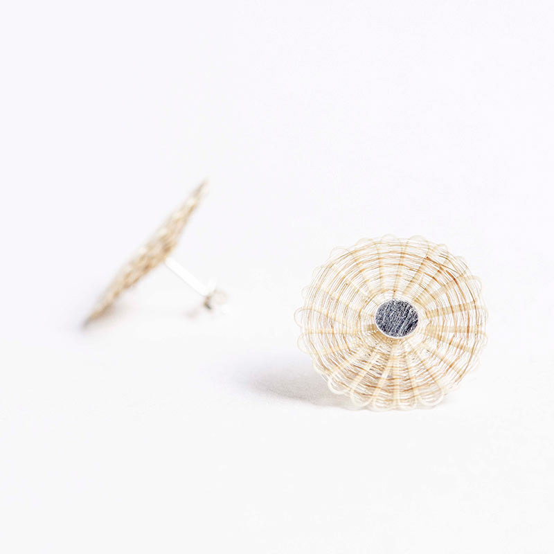 Boucles d'oreilles puces Marguerites grand modèle 2 cm, crème- 57€