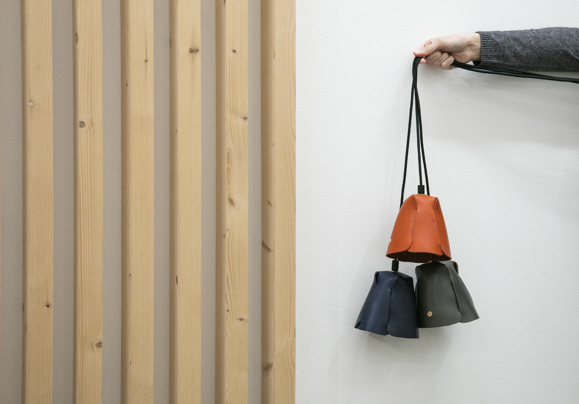 Suspension 'loupiotes' en cuir naturel, 3 coloris aux choix - 150€/ l'unité