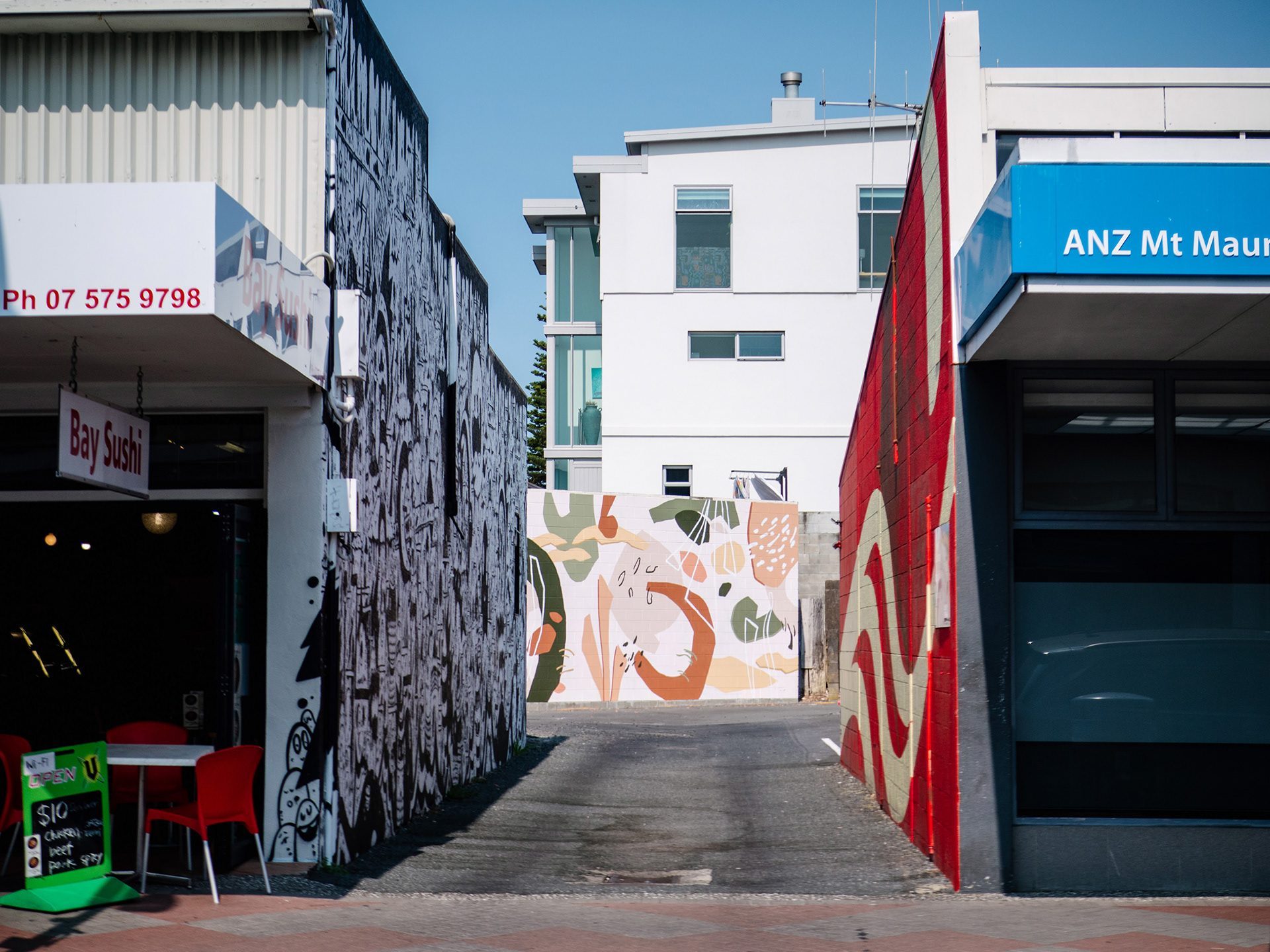mt-maunganui-abstract-street-art-mural