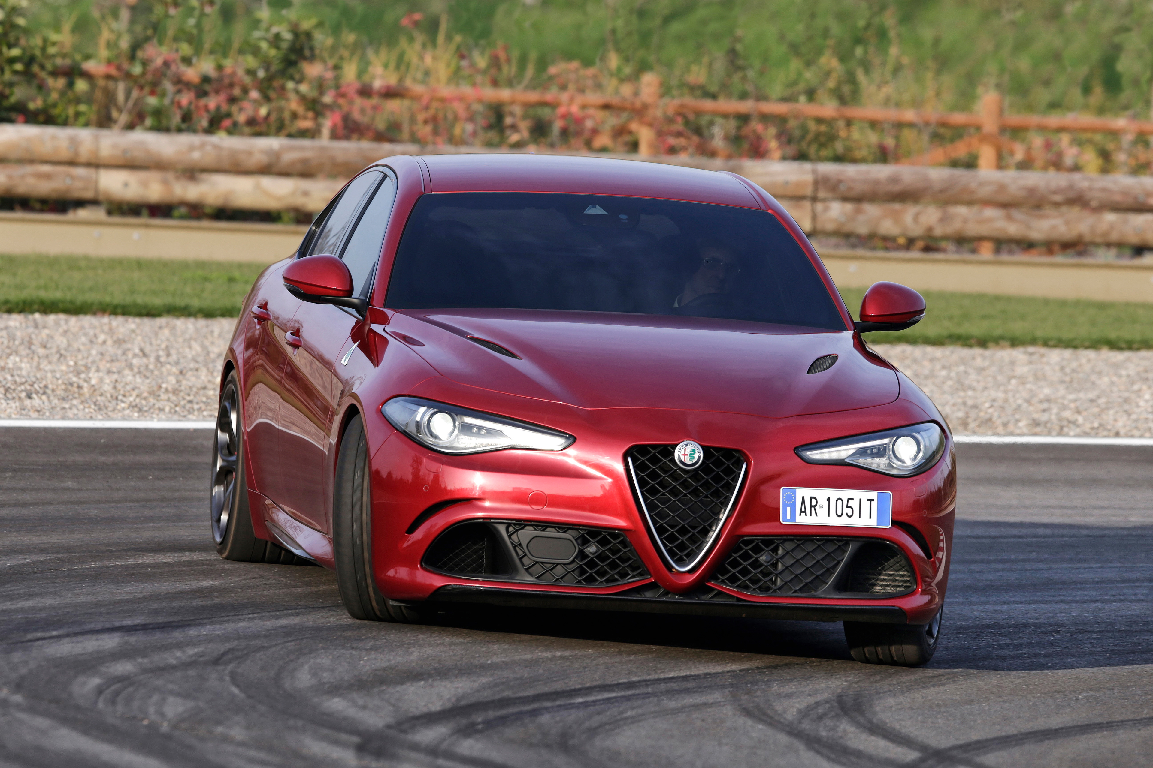 Alfa giulia. Alfa Romeo Квадрифолио. Альфа Ромео 2016 Giulia. Альфа Ромео квадрофоглио. Альфа Ромео Джулия Quadrifoglio.