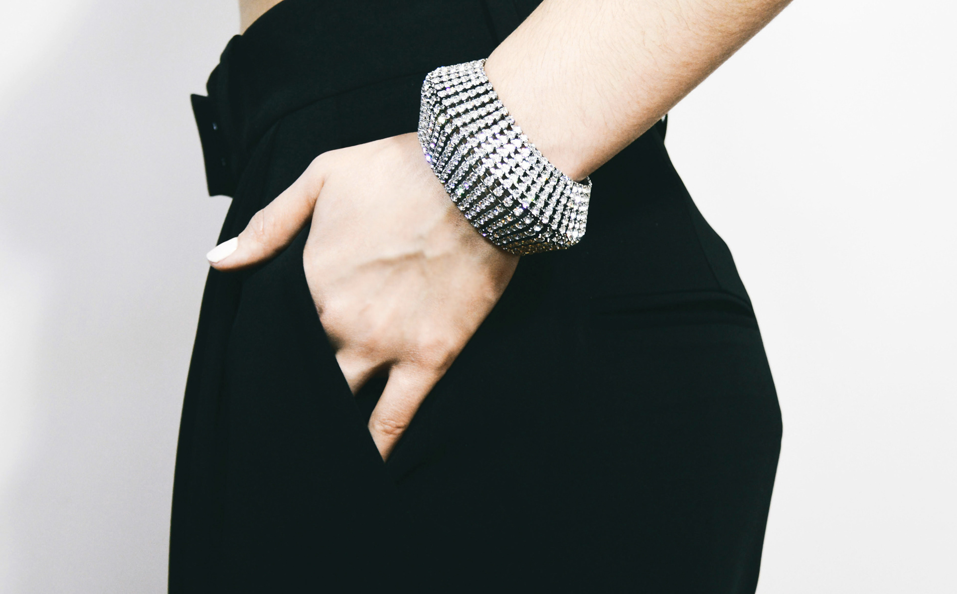 Bracelet designed by Hélène Zubeldia / Model : Camille Druart / MUA : Elisa Verdon
