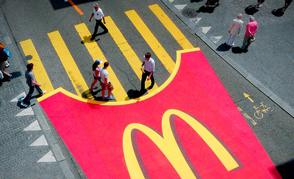 MacFries Fussgängerstreifen. Die grösste Pommes-Packung der Schweiz.