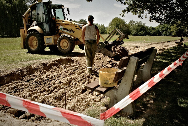 14.08.08 WARSZAWA ROZPOCZECIE PRAC NA POLACH MOKOTOWSKICH BUDOWA SCIEZEK ROWEROWYCH 
FOT. JACEK PIOTROWSKI / AGENCJA GAZETA