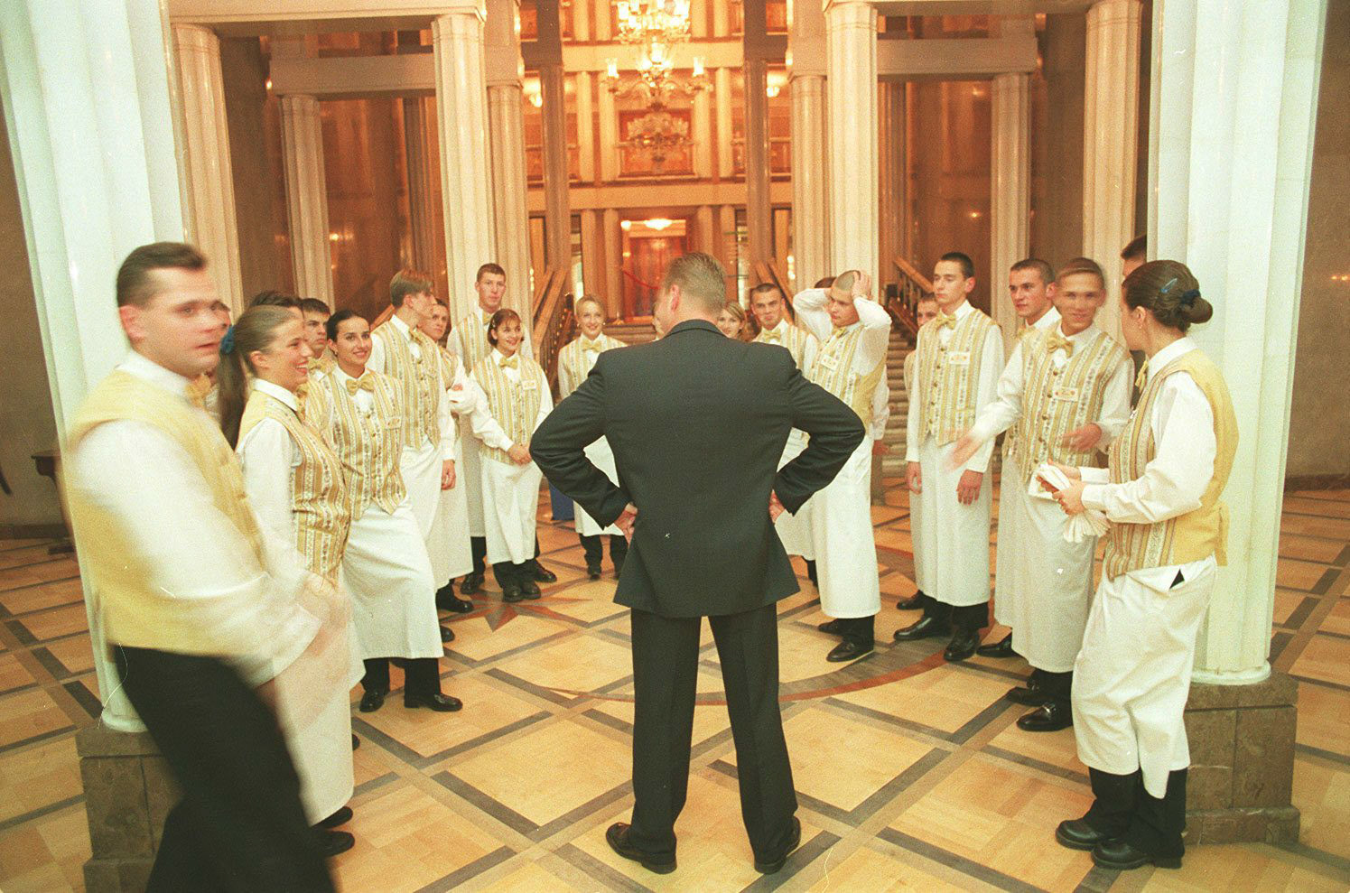 01.10.1998 WARSZAWA TEATR WIELKI KONCERT REQUIEM ZBIGNIEWA PREISNERA  . NZ. ODPRAWA KELNEROW , KTORZY OBSLUZA GOSCI PO KONCERCIE .
FOT. JACEK PIOTROWSKI / AGENCJA GAZETA
JP 4009/1A