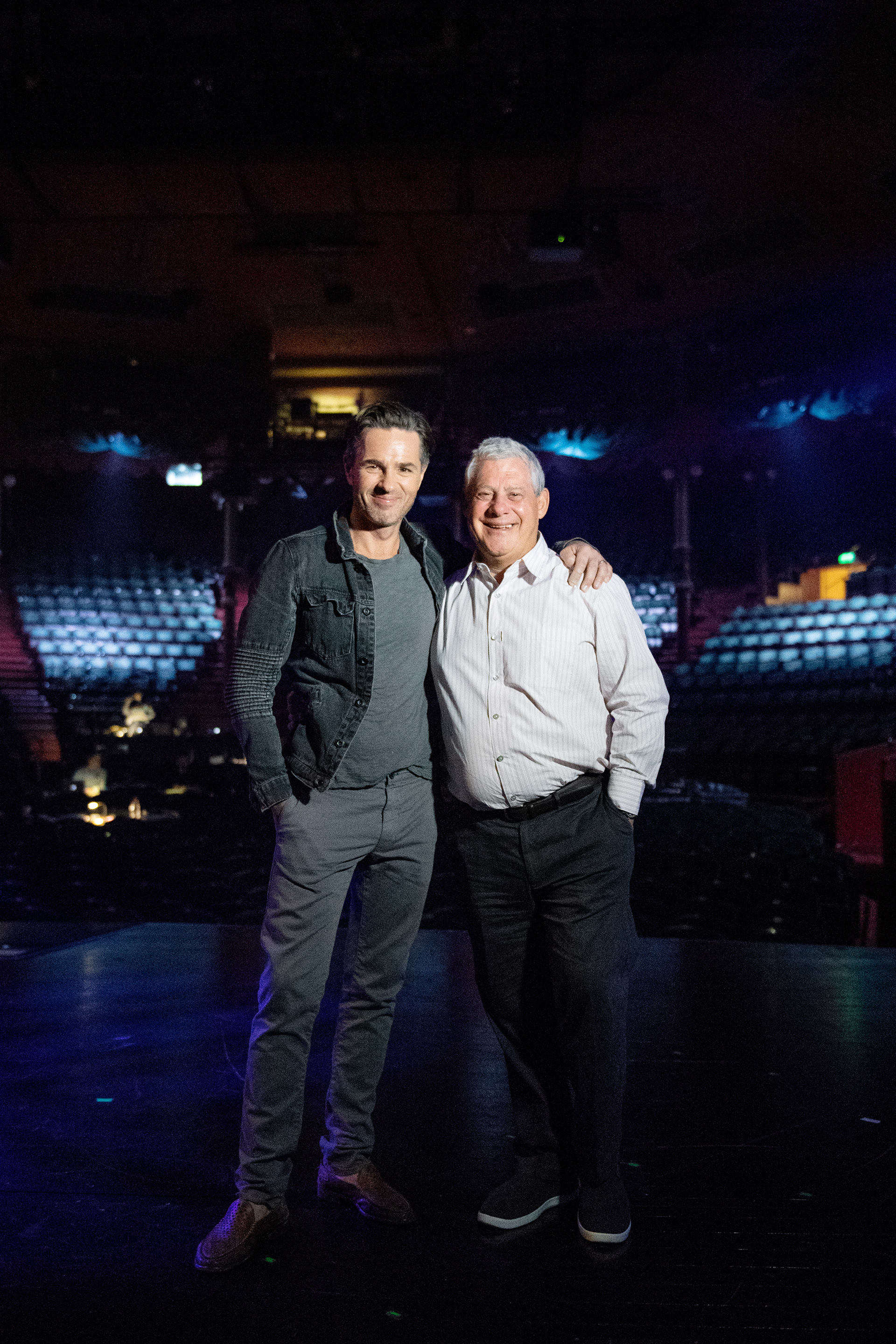 Artisten Peter Jöback och producenten Cameron Mackintosh på Cirkus i Stockholm inför premiären av musikalen "Häxorna i Eastwick". För TT Nyhetsbyrån.