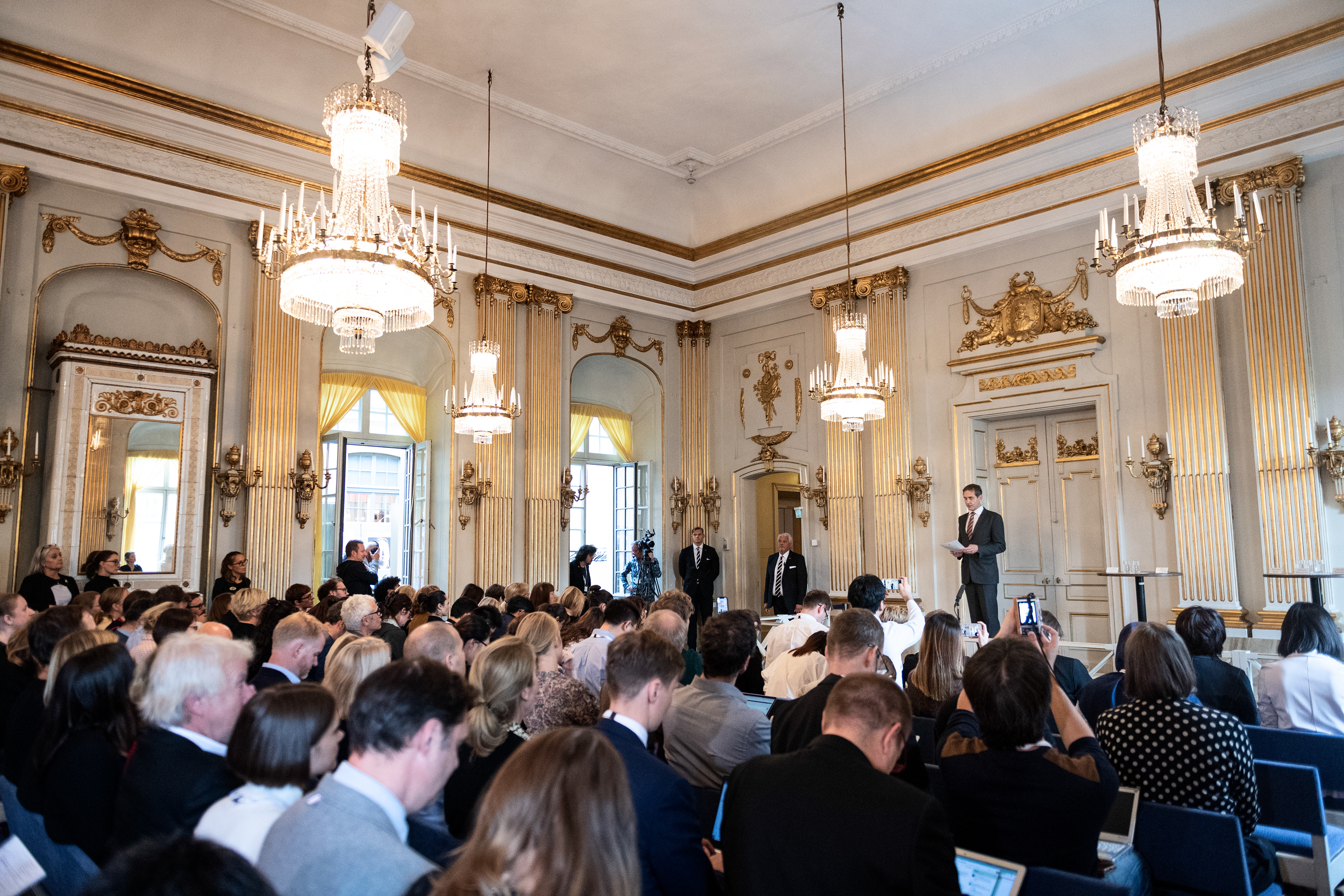 Mats Malm, Svenska akademeiens ständige sekreterare, tillkännager 2018 och 2019 års pristagare av Nobelpriset i litteratur i Börssalen i Gamla Stan i Stockholm. För TT Nyhetsbyrån.