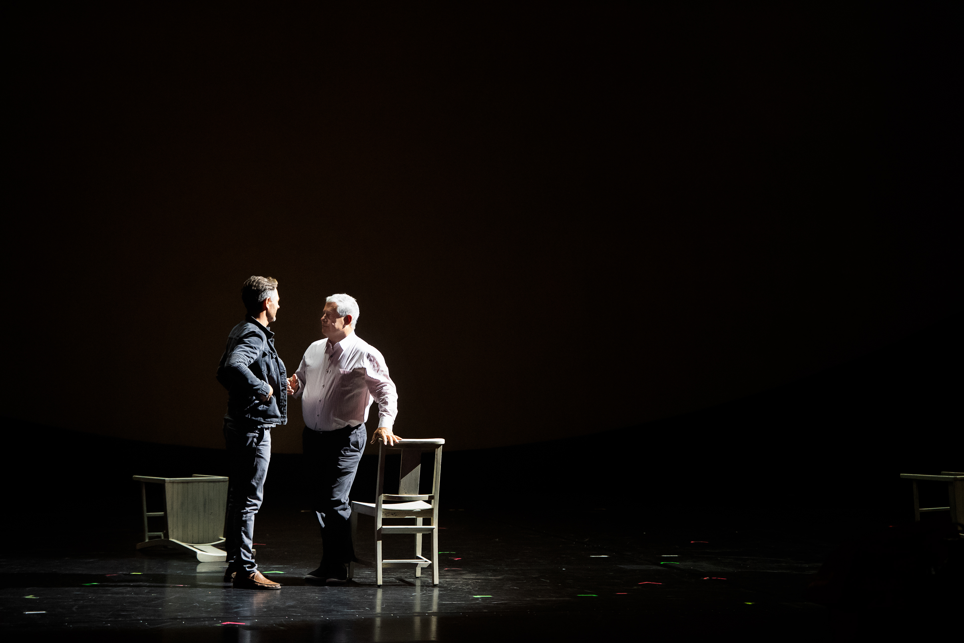 Artisten Peter Jöback och producenten Cameron Mackintosh på Cirkus i Stockholm inför premiären av musikalen "Häxorna i Eastwick". För TT Nyhetsbyrån.