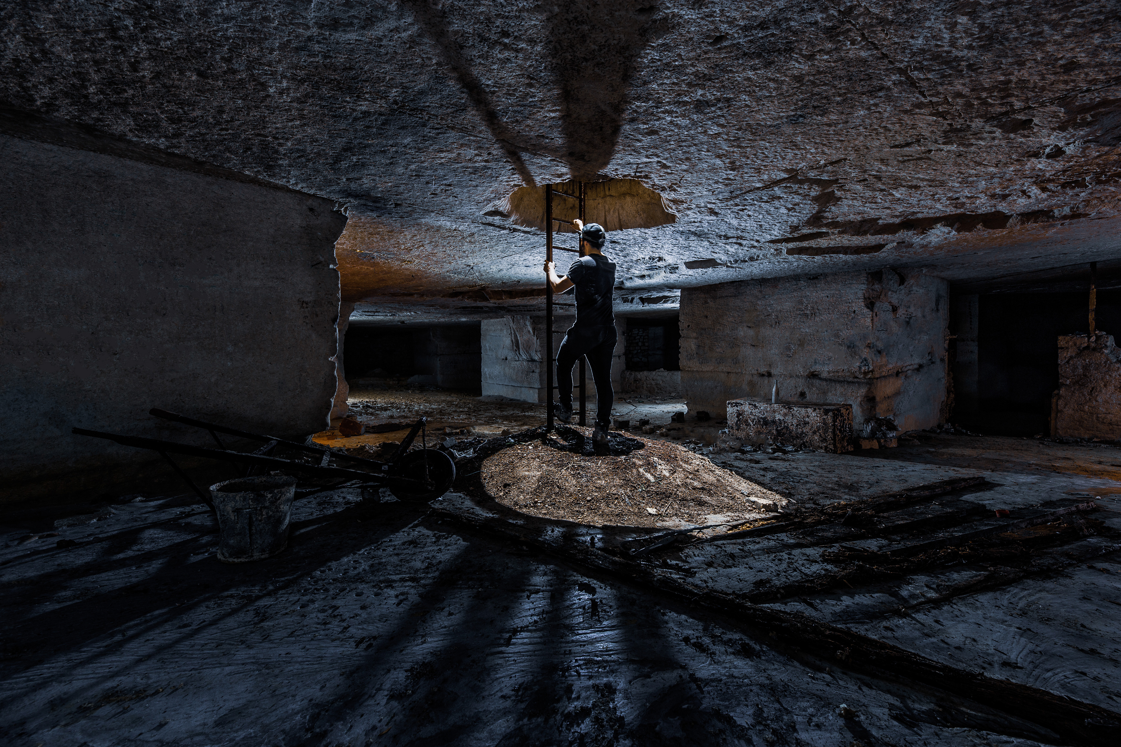 Puits menant à une ancienne carrière souterraine de calcaire. Un bloc de béton de plus de 300 kilos en protège l'accès.