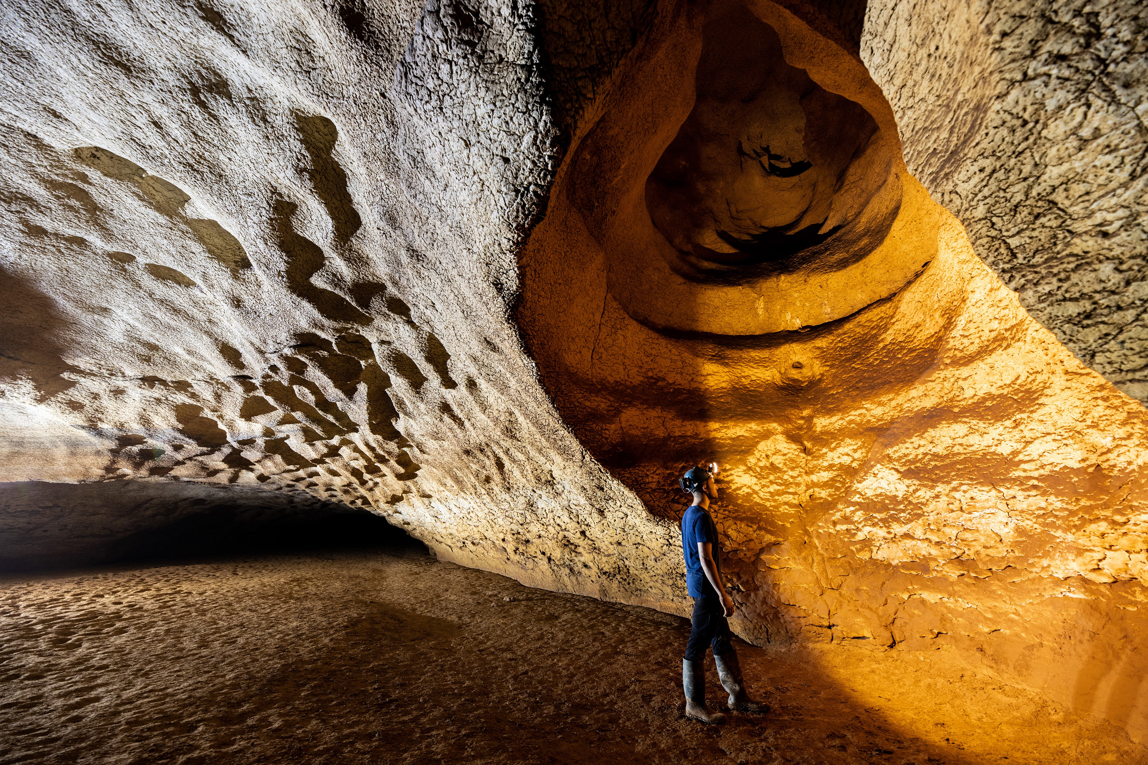 A la découverte d'un karst dans une galerie aux coups de gouge.