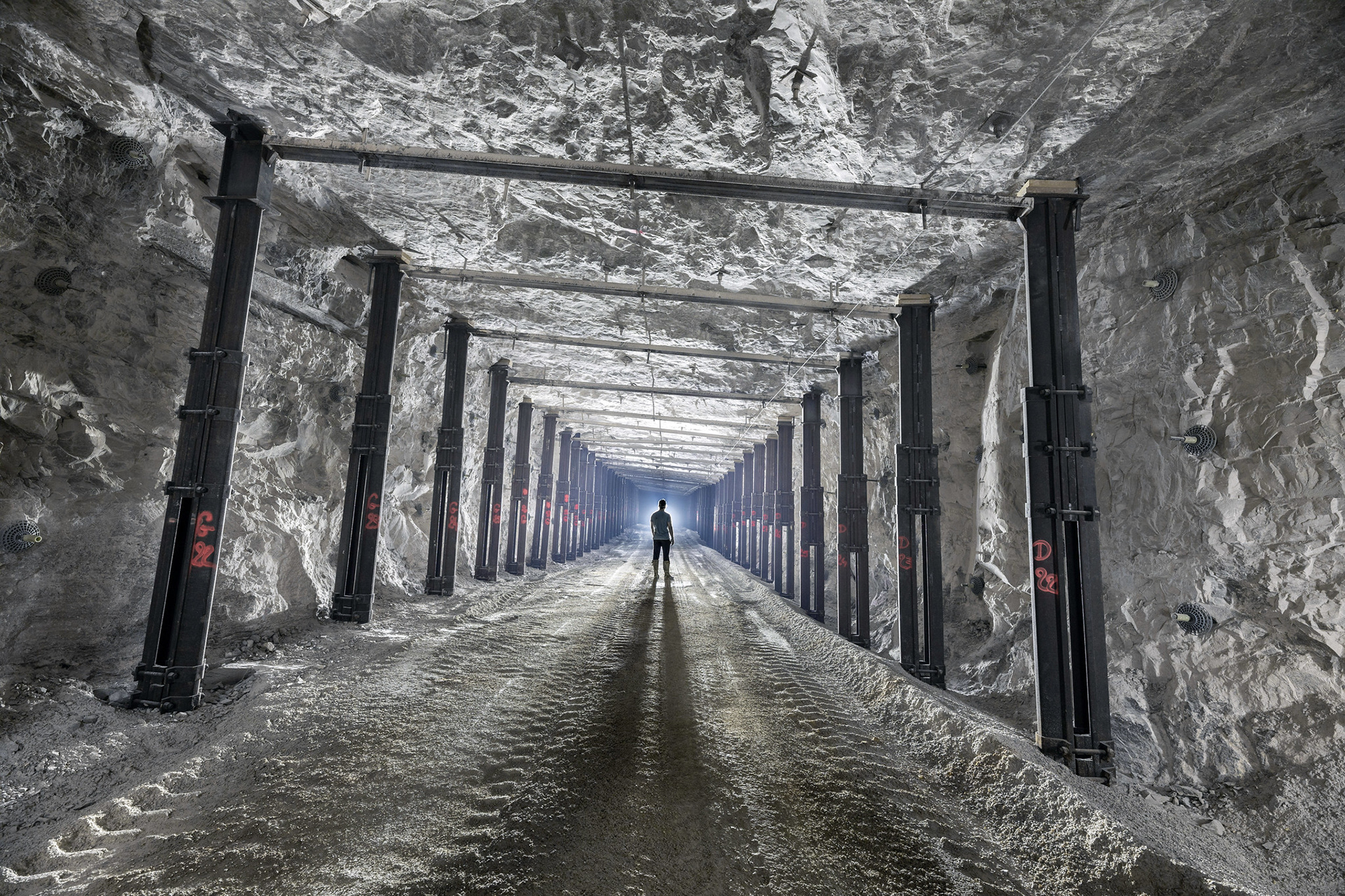 Longue galerie consolidée afin de soutenir un ouvrage militaire en surface