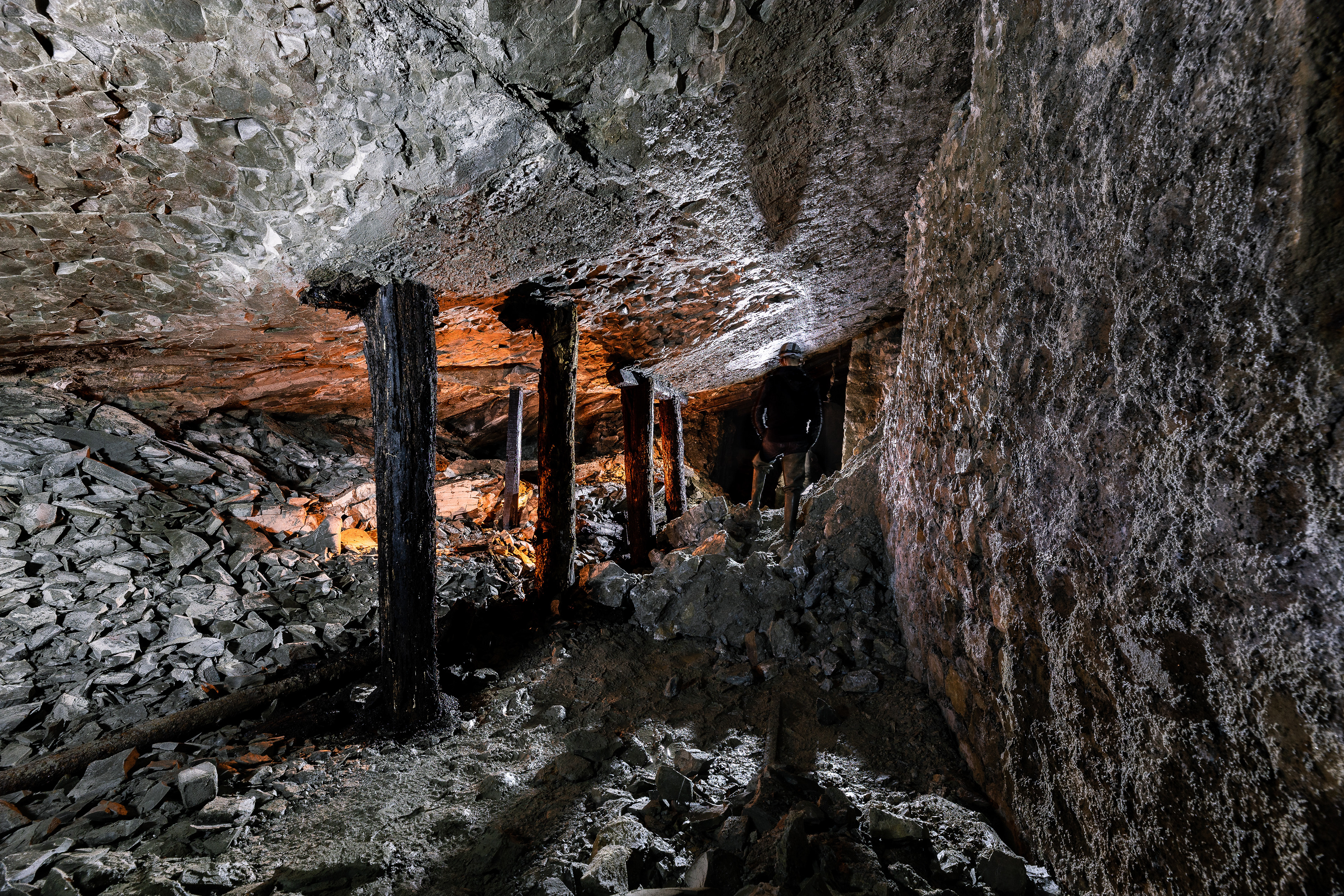 Poutre de bois dans une carrière de pierre à ciment