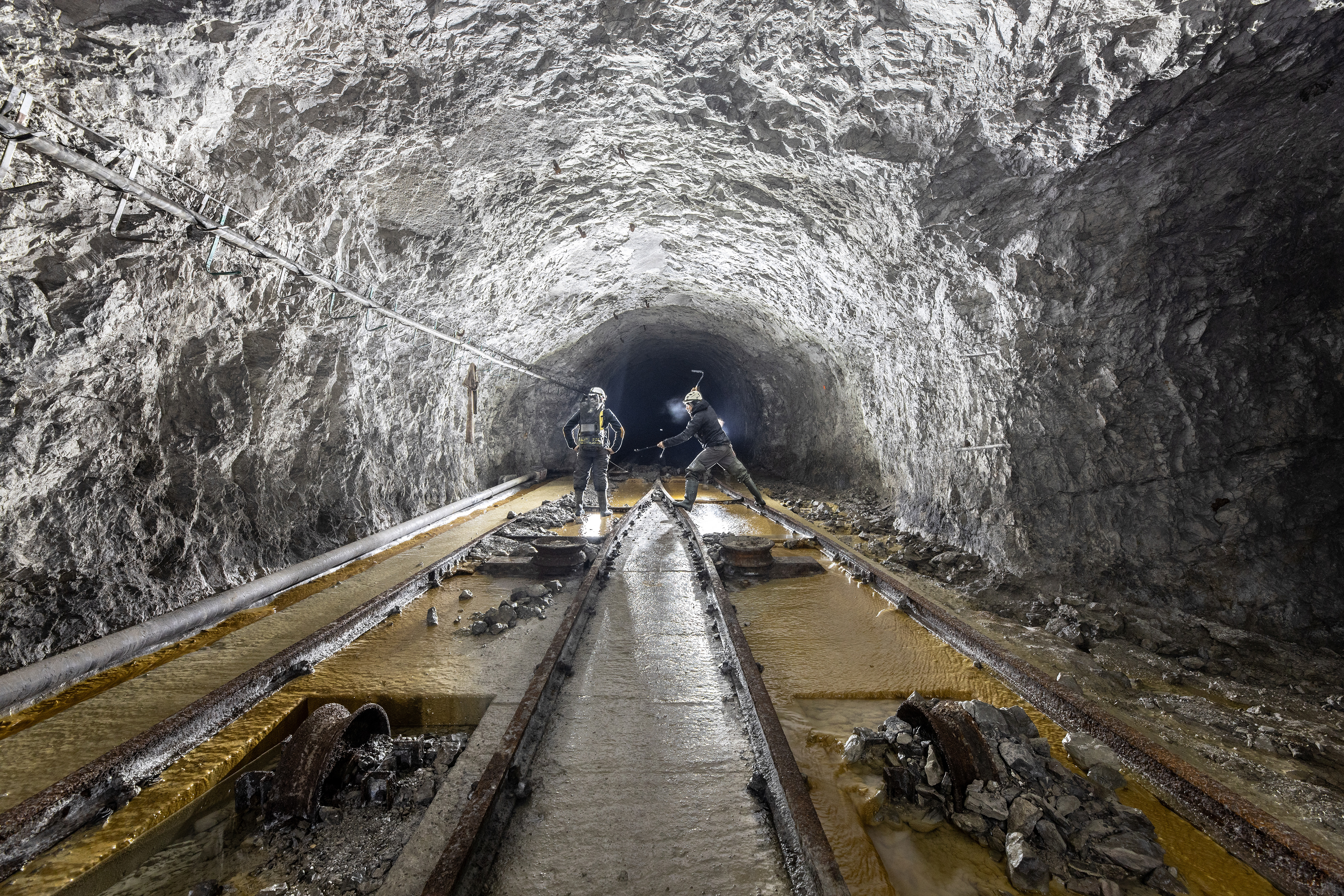 Galerie équipée de rails afin de transporter de la pierre à ciment