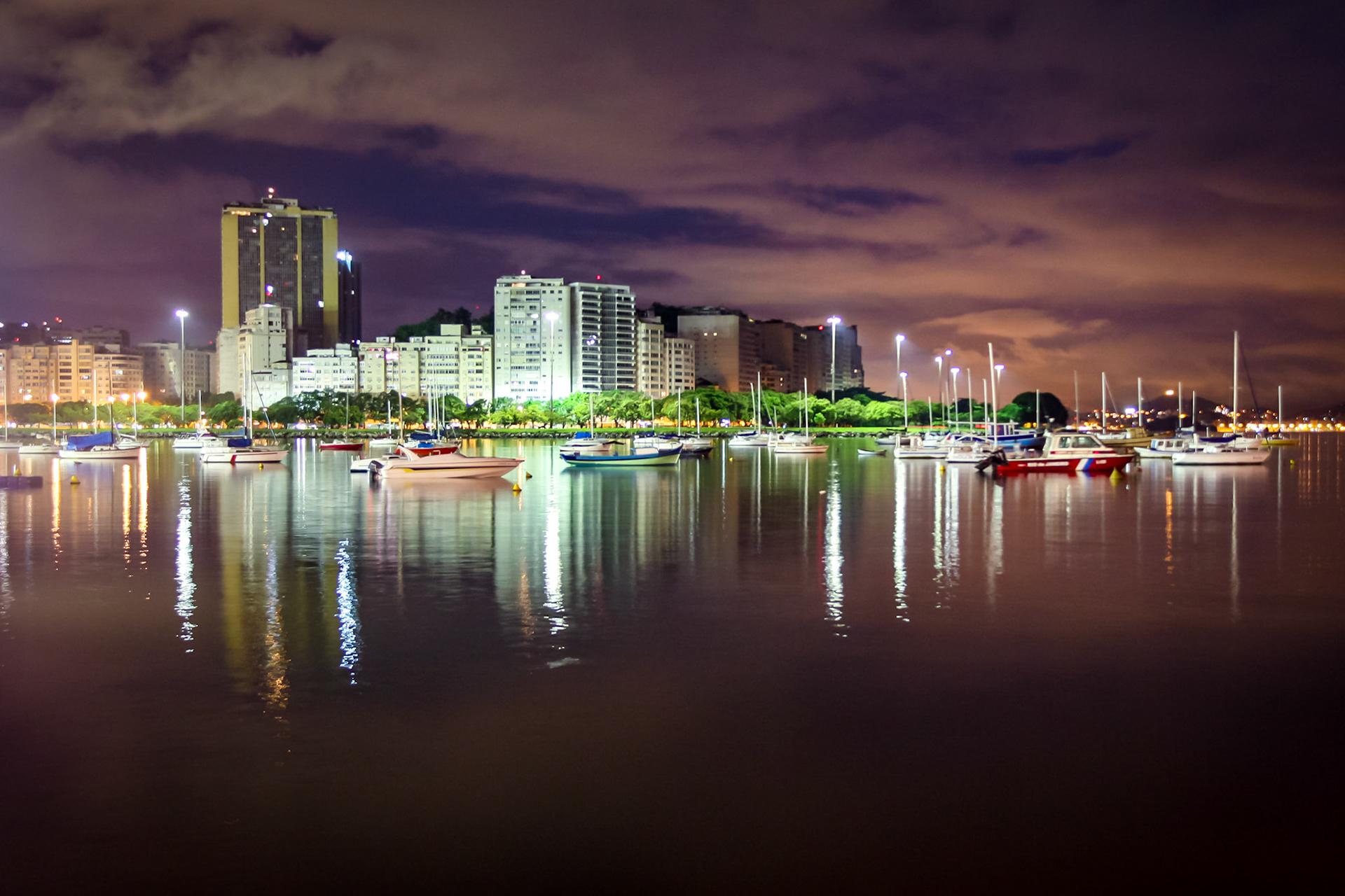 Na madrugada, no final de uma festa no Rio de Janeiro momentos antes do sol nascer. Foto de 2010.