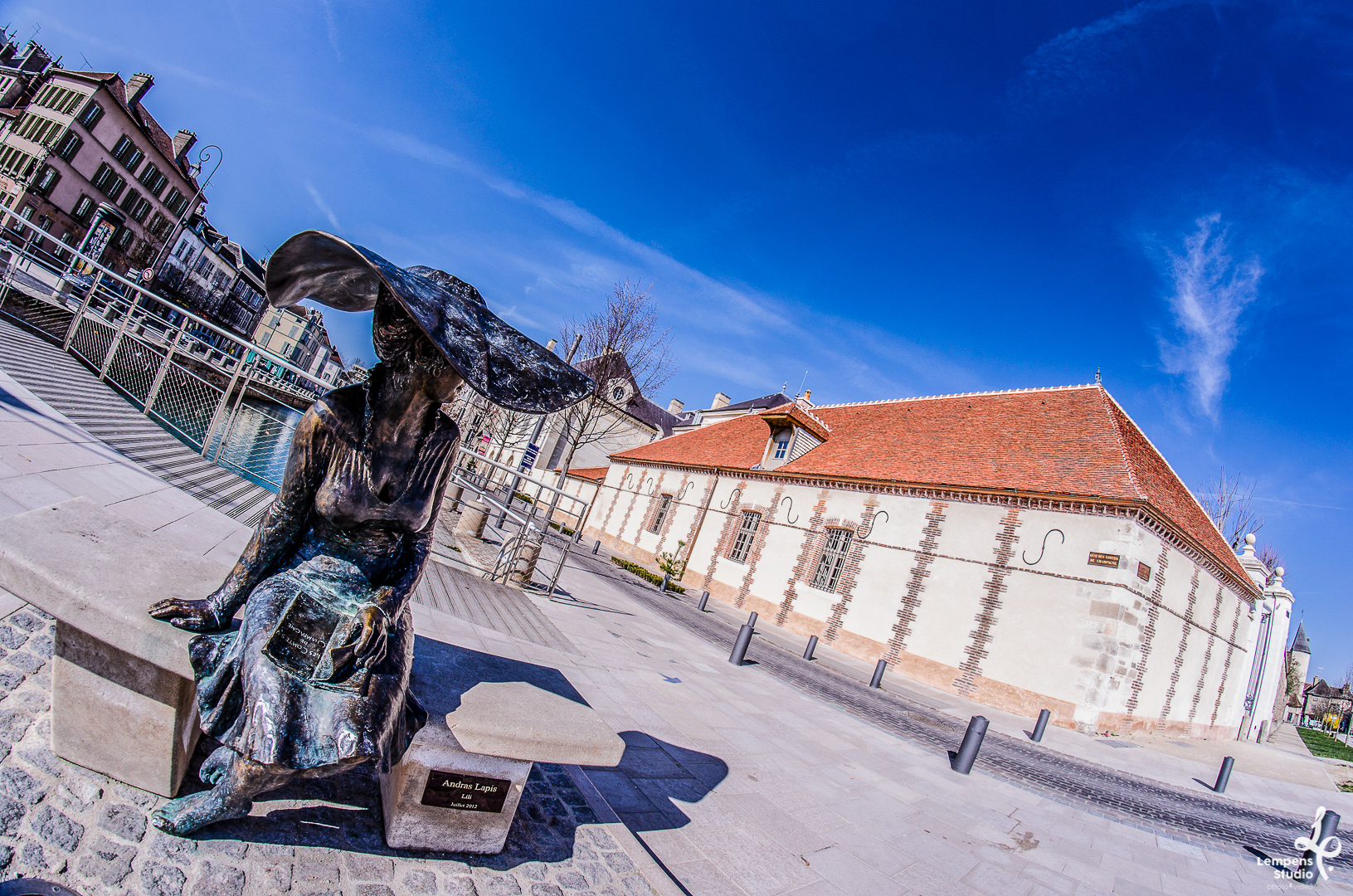 Lili la dame au chapeau de d'András Lapis © Lempens Studio