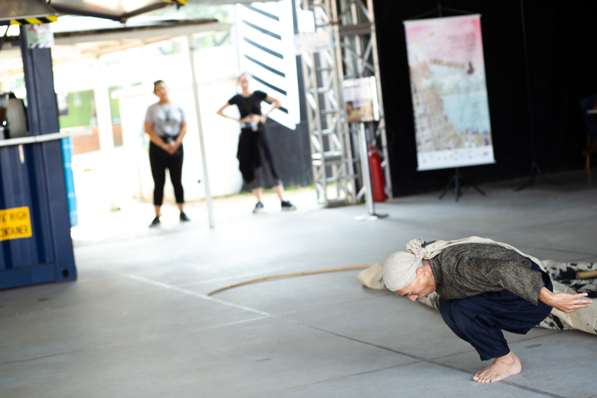 Visões Urbanas - Festival Internacional de Dança em Paisagens Urbanas, Em Solilóquio com Maria Mommensohn. Sesc Campo Limpo, 2019.