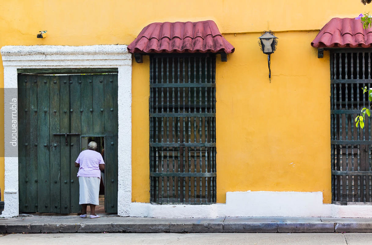 Frente al portón. Cartagena, Colombia, 2017. Hola, vecina, se me dañó el televisor. Quisiera saber si va a ver el “show” para verlo con usted. Le traje unas arepas para usted y don Rodolfo.