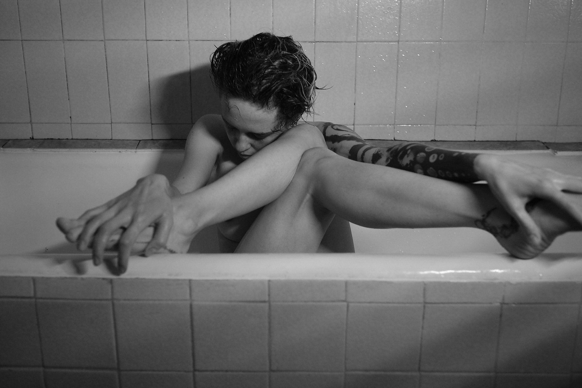 boudoir bathroom photography of real model