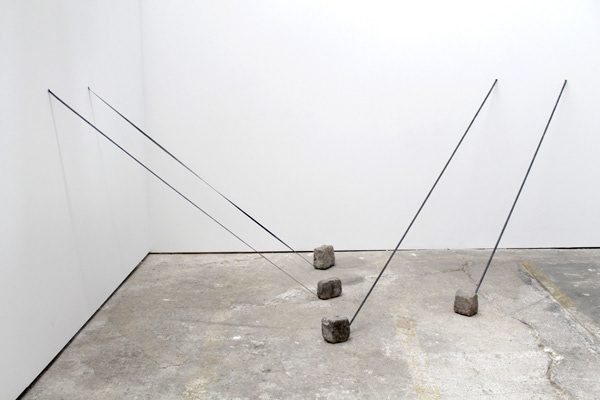 Liens / attachements : n° 3 / 2019 / Zone de tension croisée, installation in situ, dim.variables, pierres, sangles en cauchouc, vue d’atelier Le Houloc