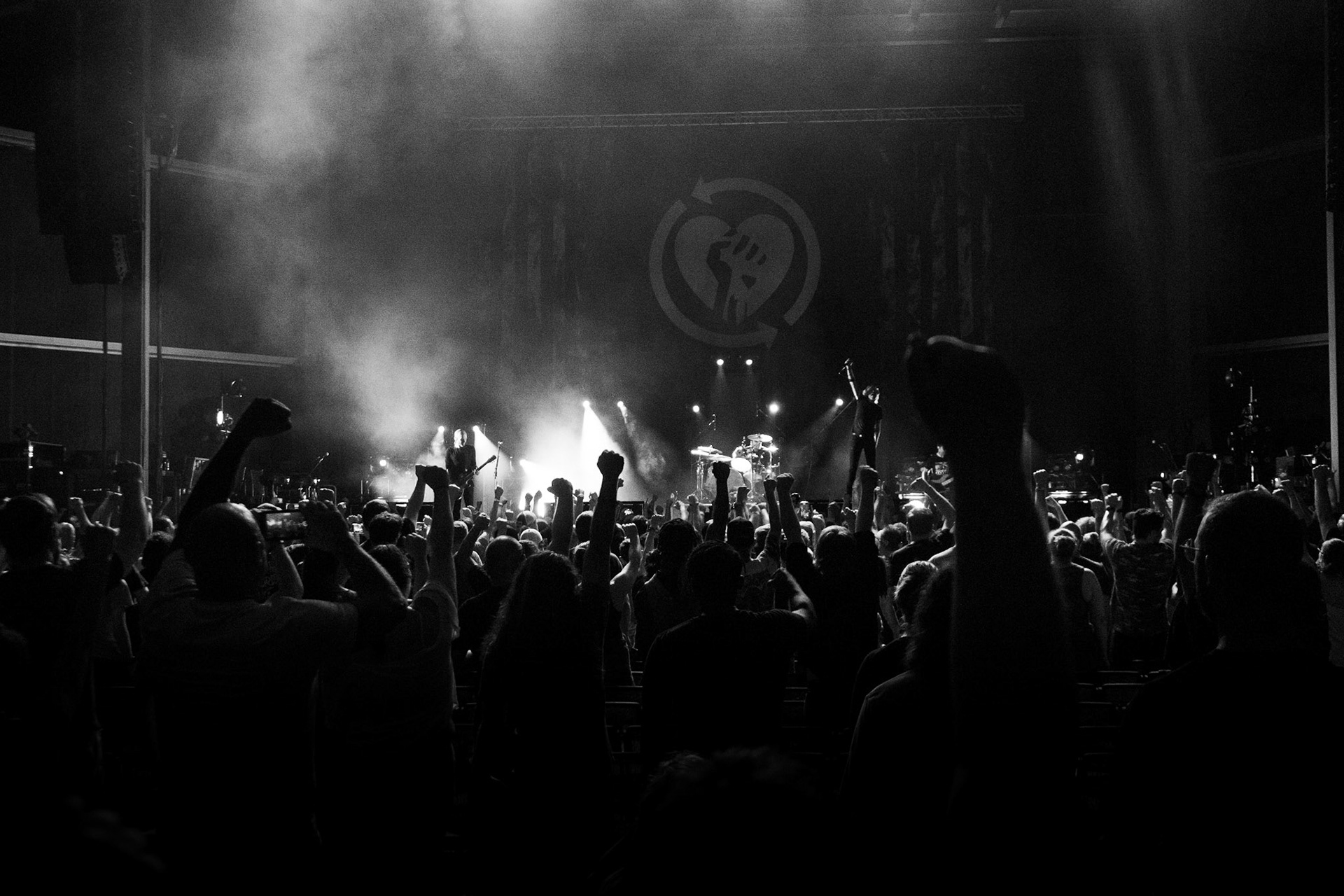RISE AGAINST