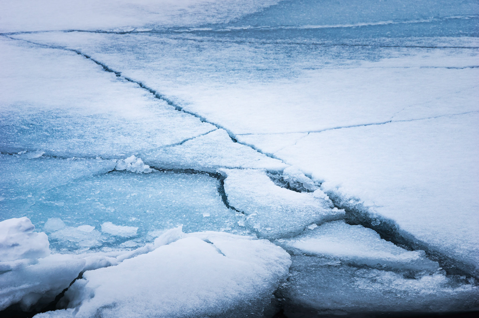 Ice sheets at JökulsárlónVatnajökulsþjóðgarðurAusturland, IcelandFebruary 10, 2016Pentax K-3, Sigma 18-250mm f/3.5-6.3 DC OS HSMISO 100 120 mm  ¹⁄₁₃ sec at ƒ / 13