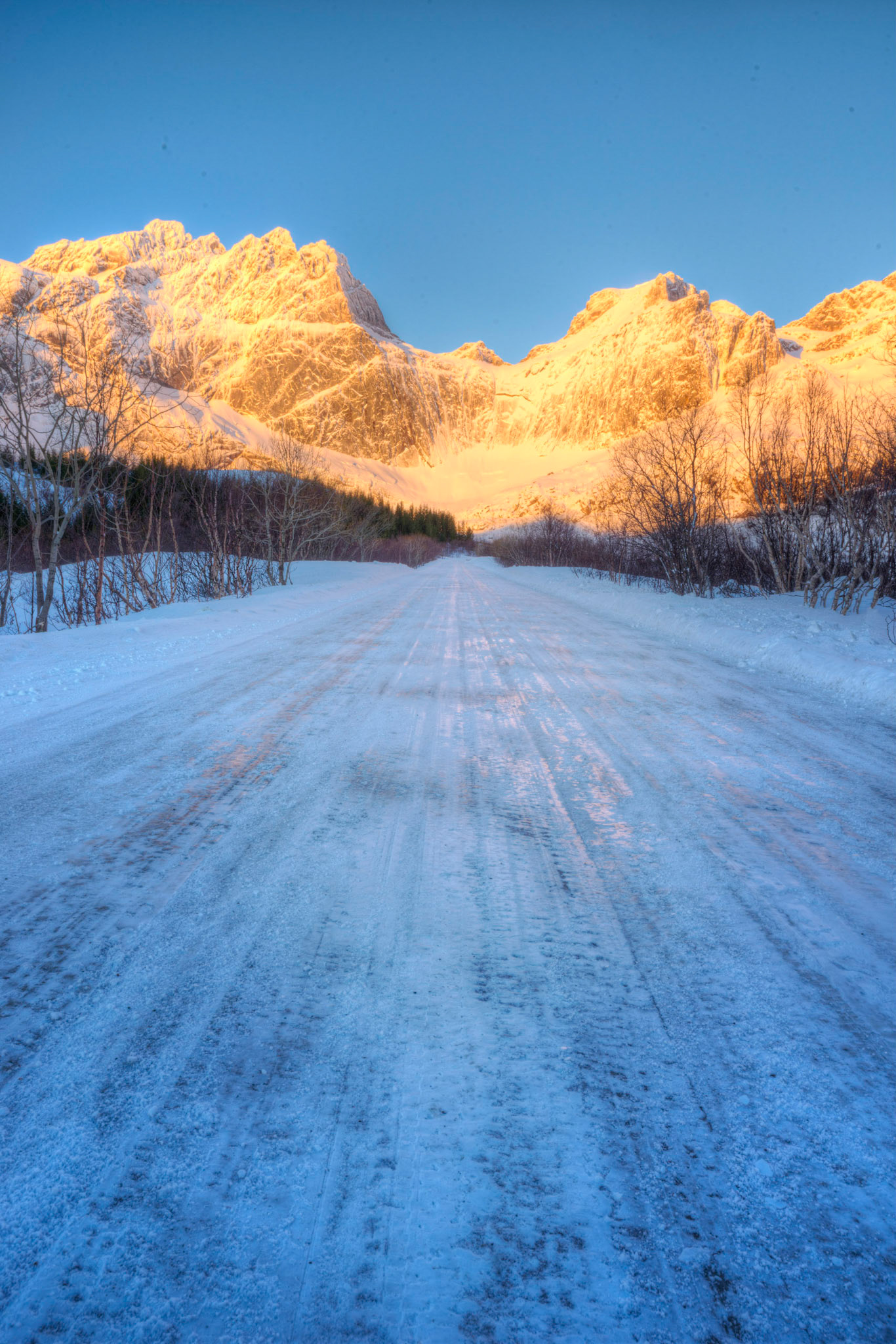The road to Nusfjord from Leknes.Nusfjord, Nordland, NorwayMarch 22, 2018PENTAX K-1, HD PENTAX-D FA 24-70mm F2.8ED SDM WRISO 100 24 mm  ⅕ sec at ƒ / 16