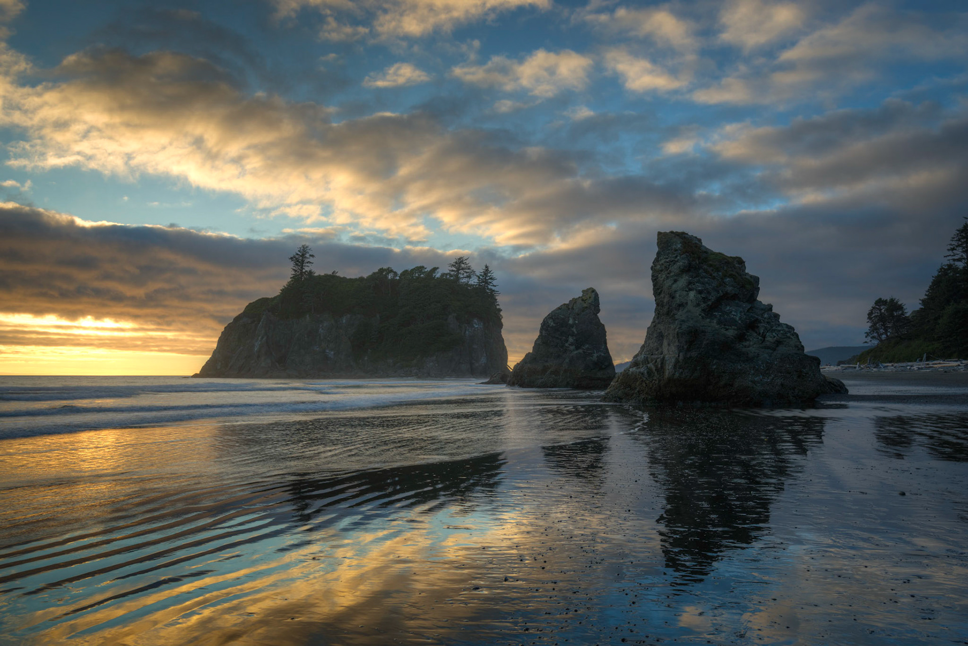 Low tide, late evening, at Ruby Beach.Olympic National ParkWashingtonAugust 1, 2016This is an HDR image consisting of 5 exposures merged in Photomatix Pro. Additional processing in Lightroom and Photoshop.PENTAX K-1, HD PENTAX-D FA 15-30mm F2.8ED SDM WRISO 100 23 mm  ¹⁄₁₀₀ sec at ƒ / 14