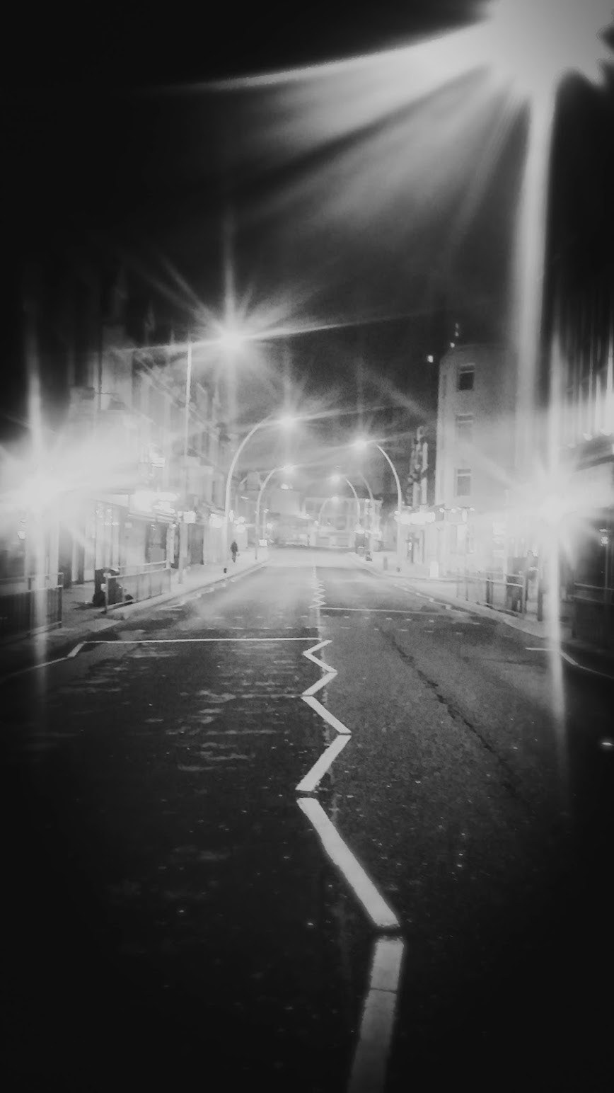 Londen When the depths of the night falls in, the city rises up and speaks like a unraveled untouched soul.