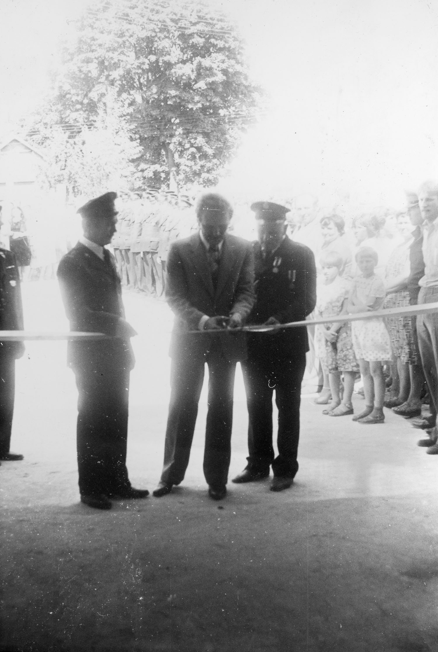 1982.08.21 | Otwarcie Strażnicy w Folwarkach Wielkich - przecięcia wstęgi dokonał Naczelnik Miasta i Gminy Zabłudów - Kazimierz Wasilewski | z arch. Urzędu Miejskiego w Zabłudowie