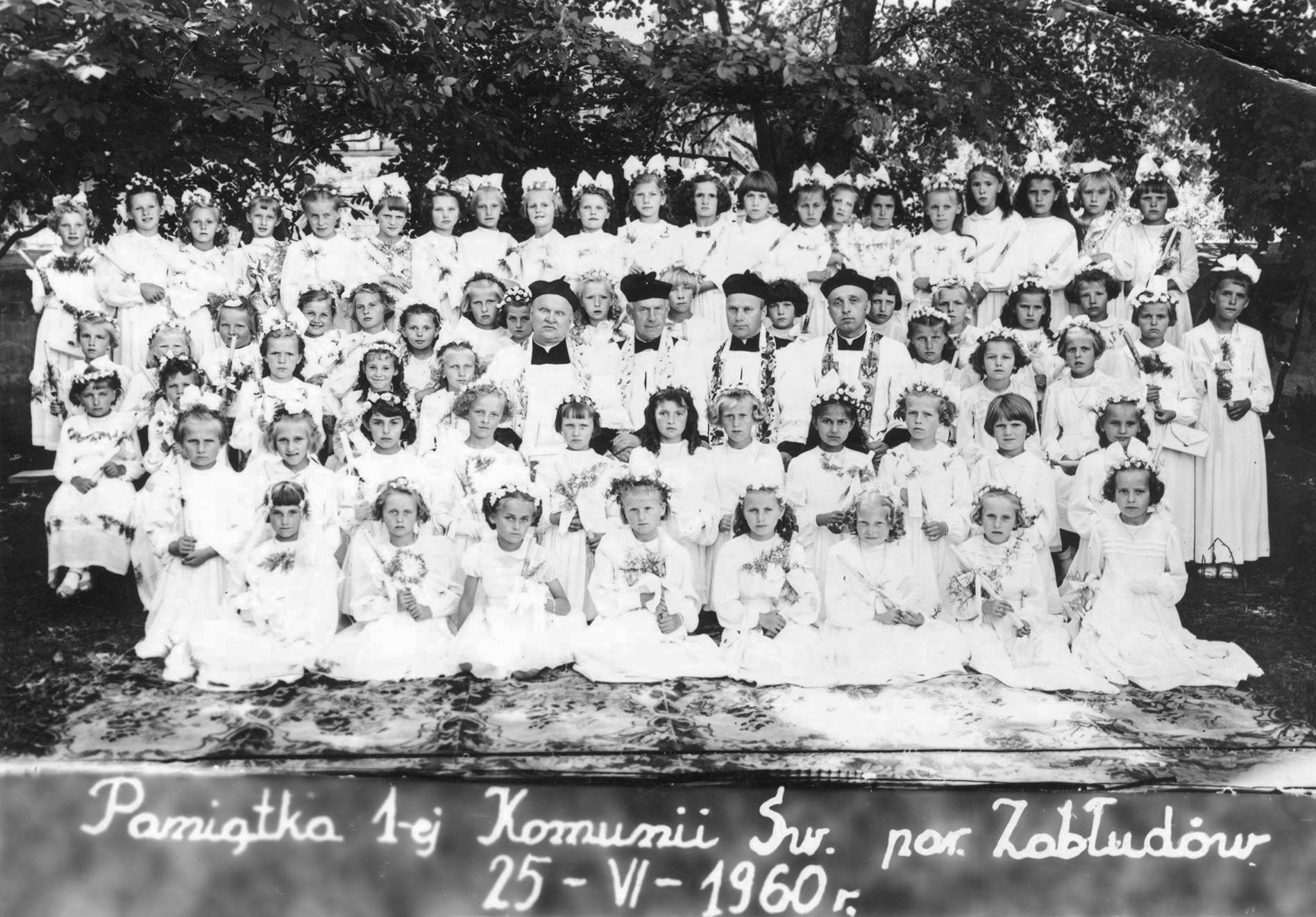 1960.06.25 | Pamiątka I-szej Komunii Świętej parafii Zabłudów - księża od lewej: ks. Jan Wołk-Karaczewski, ks. proboszcz Jan Skarzyński, ks. Antoni Kruk, ks. Adam Niewiarowski | z arch. ks. dr Adama Szota