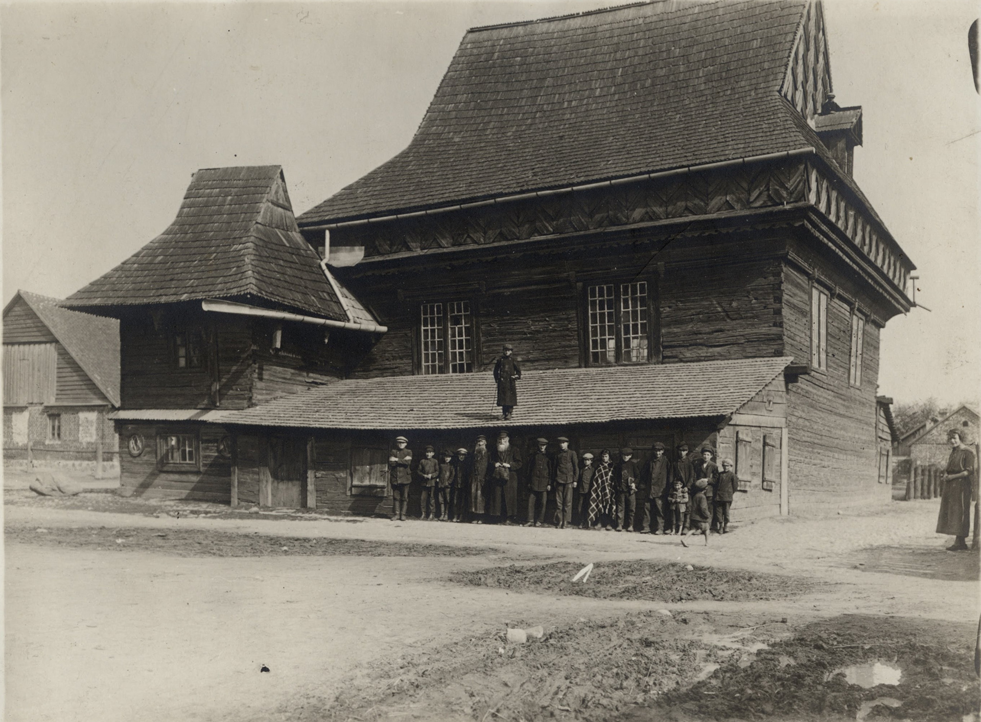 1914-1918 | Społeczność żydowska na tle drewnianej synagogi | z arch. National WWI Museum and Memorial (Kansas City, MO, USA)