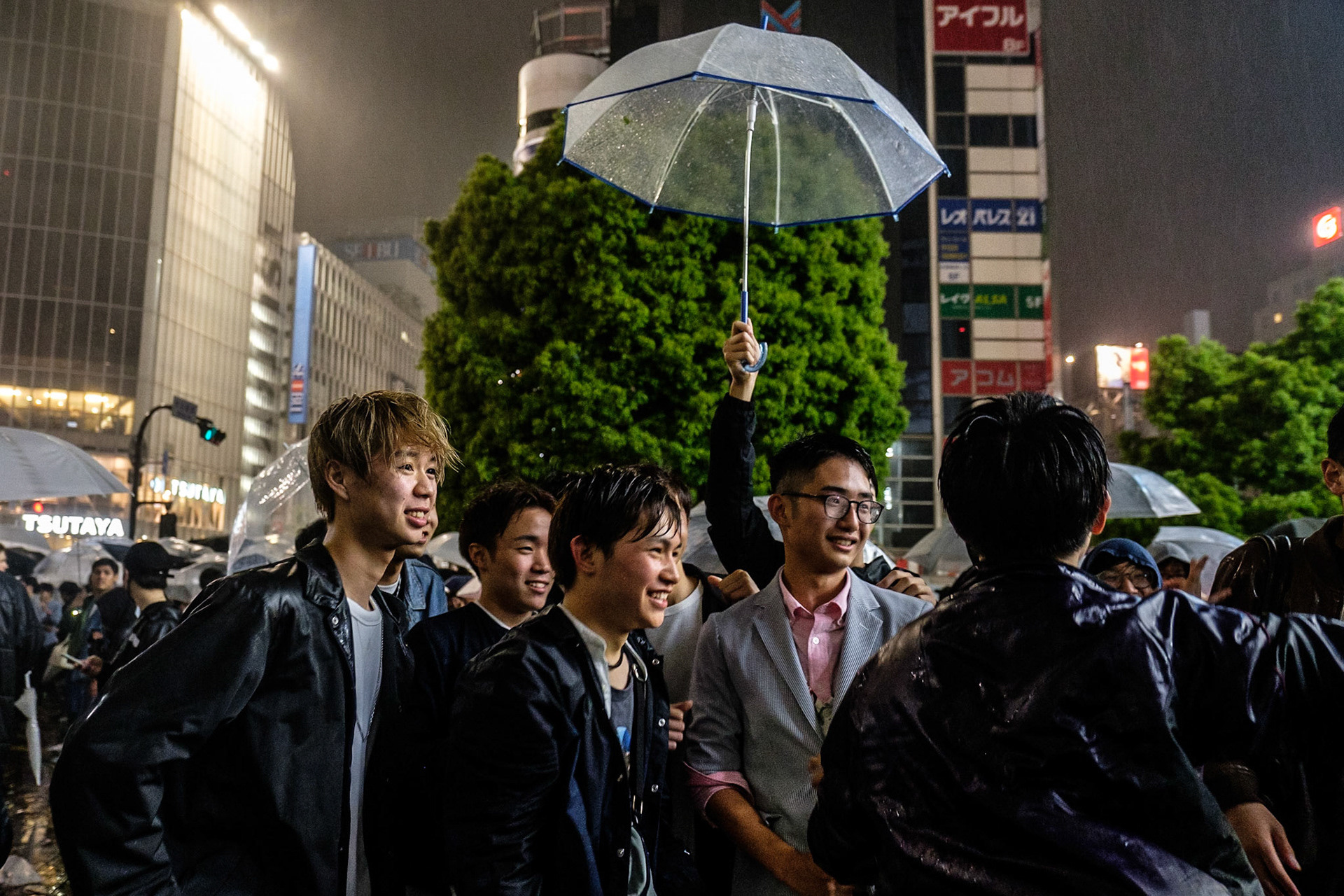 30 kwietnia 2019, ostatni dzień trwającej ponad 30 lat ery Heisei 平成.

Mimo, że nie planowano żadnych zorganizowanych wydarzeń, na Shibuya Crossing mimo ulewy spontanicznie zebrał się wielotysięczny tłum by z radością powitać nową erę - Reiwa 令和.

30 April 2019, the official end of the 30 years long Heisei Era.  In spite of the rain, thousands of Japanese gathered in Shibuya Crossing to express their joy and welcome the new Reiwa era.


#last_days_of_heisei #Shibuya #ShibuyaCrossing #Tokyo #architecture  #Japan #2019 #heisei #平成 #Reiwa #令和 #street #night #documentary #japan_night_view #night #instagram_japan, #fujifeed,  #fujixlovers #streetclassics #discovertokyo #discoverjapan #art_of_japan  #tokyocameraclub #bestphoto_japan #bestjapanpics #super_asia_channel  #lovers_nippon #nightcaptures #nightphotography #japan_night_view #super_night_channel  #bokeh_shotz