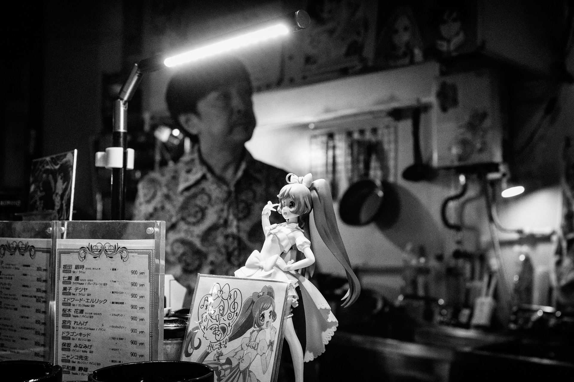 Inside a bar in the holy land of otaku - Nakano. Knajpa w "ziemi obiecanej" otaku  - Nakano.