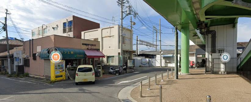 黄色い自販機から左に伸びる狭い道へ