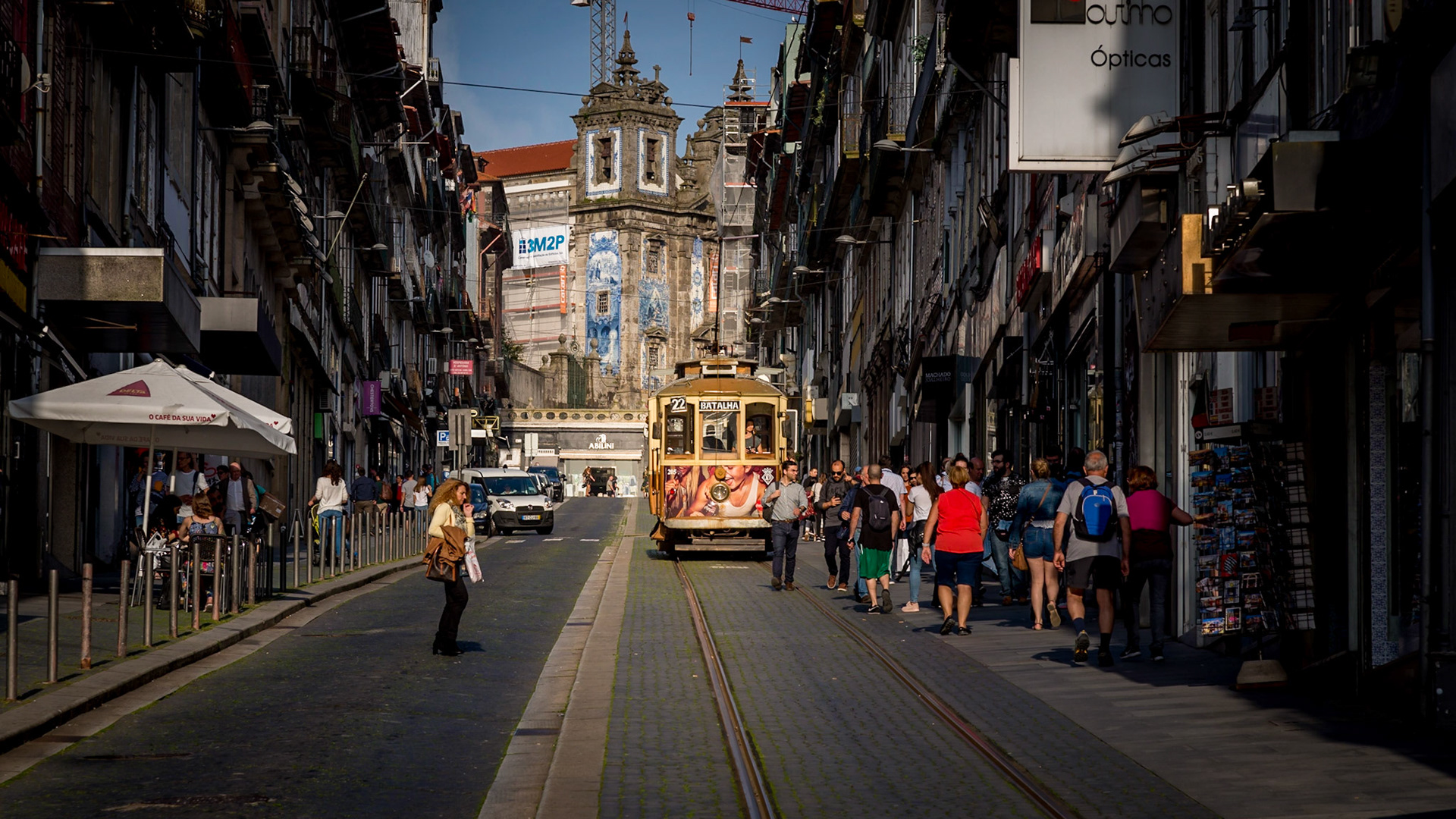 009 Scène de vie et tramway à Porto