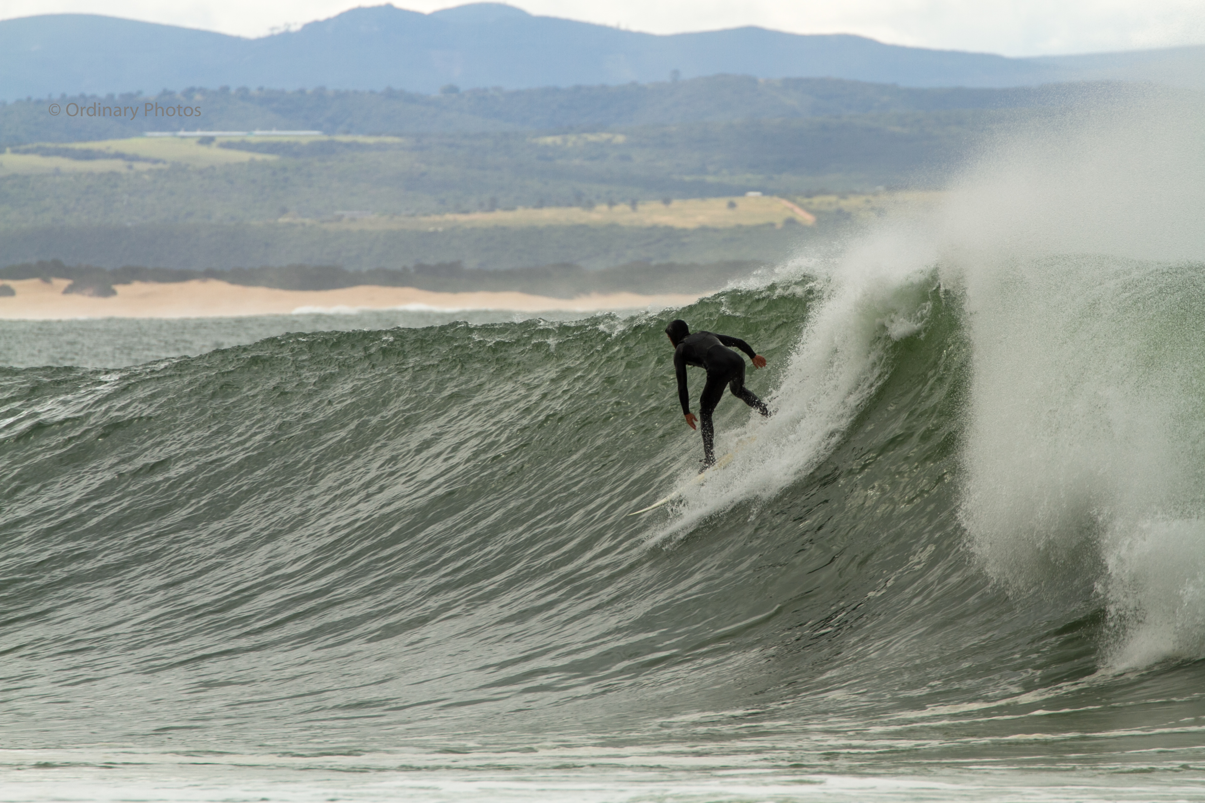 Surfend op een golf in Jeffrey's Bay