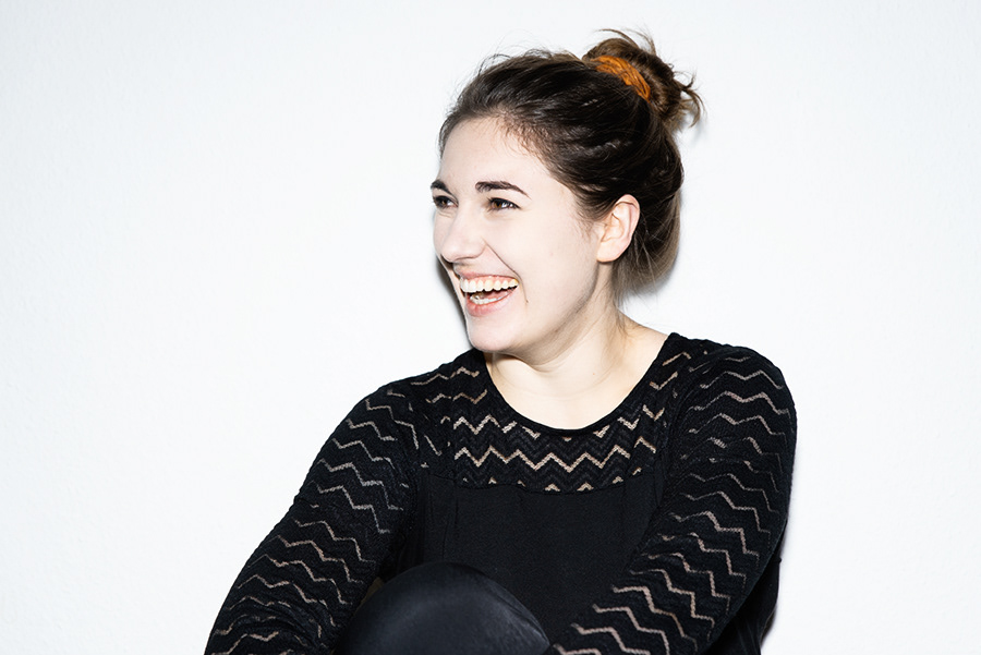 seitlich aufgenommenes portrait lachende frau. musikerin saskia hirschinger