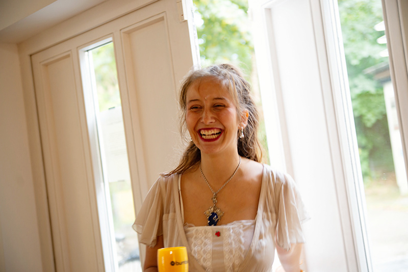 lachende frau in sonnigem raum