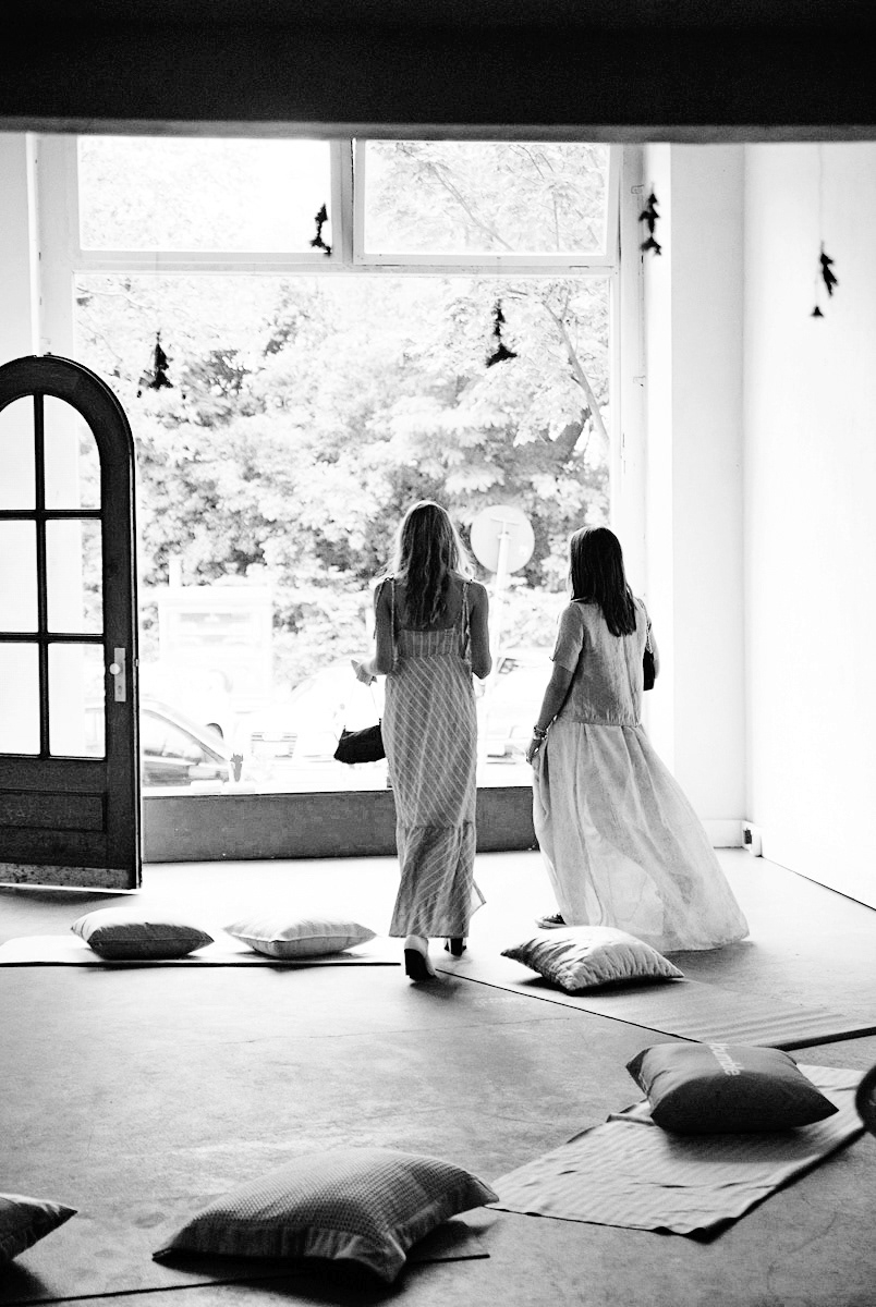 2 frauen schauen durch ein fenster. von hinten