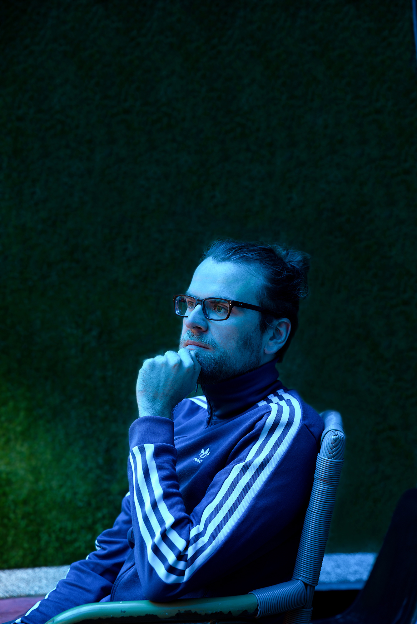 porträt journalist nachdenklich