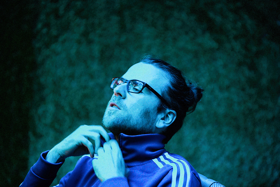 sebastian friedrich. portrai in blauem licht. nahaufnahme im profil