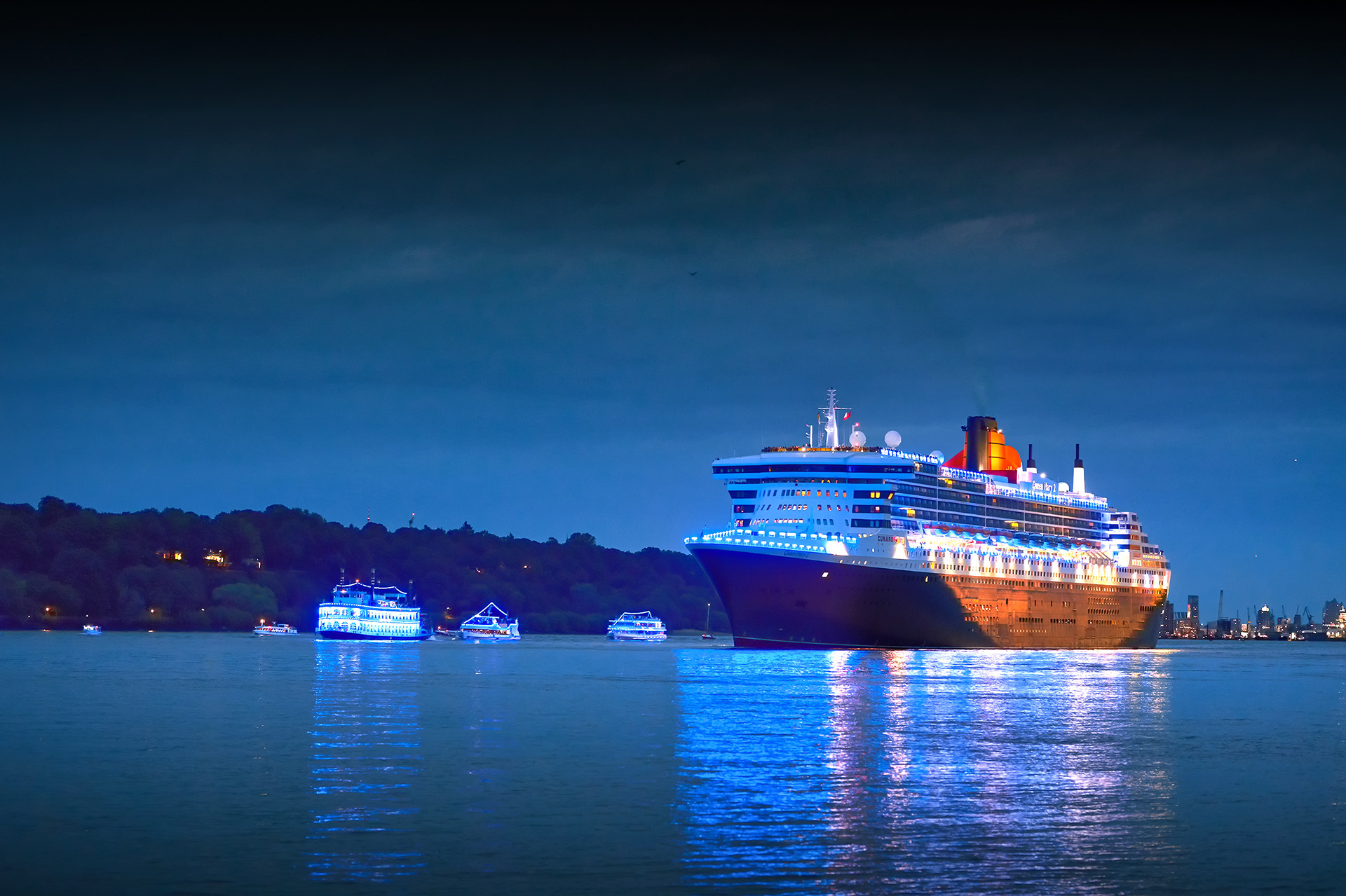 Queen Mary 2 blau beleuchtet auf der Elbe, fotobagaluten, Hamburg