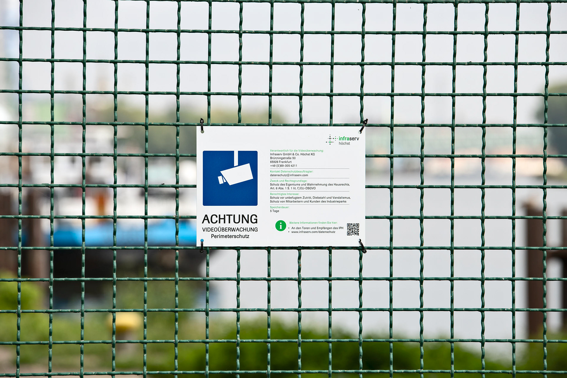 Kontrolle - Zaun am Industriepark Höchst, Frankfurt Sindlingen - ©Klaus Ohlenschläger