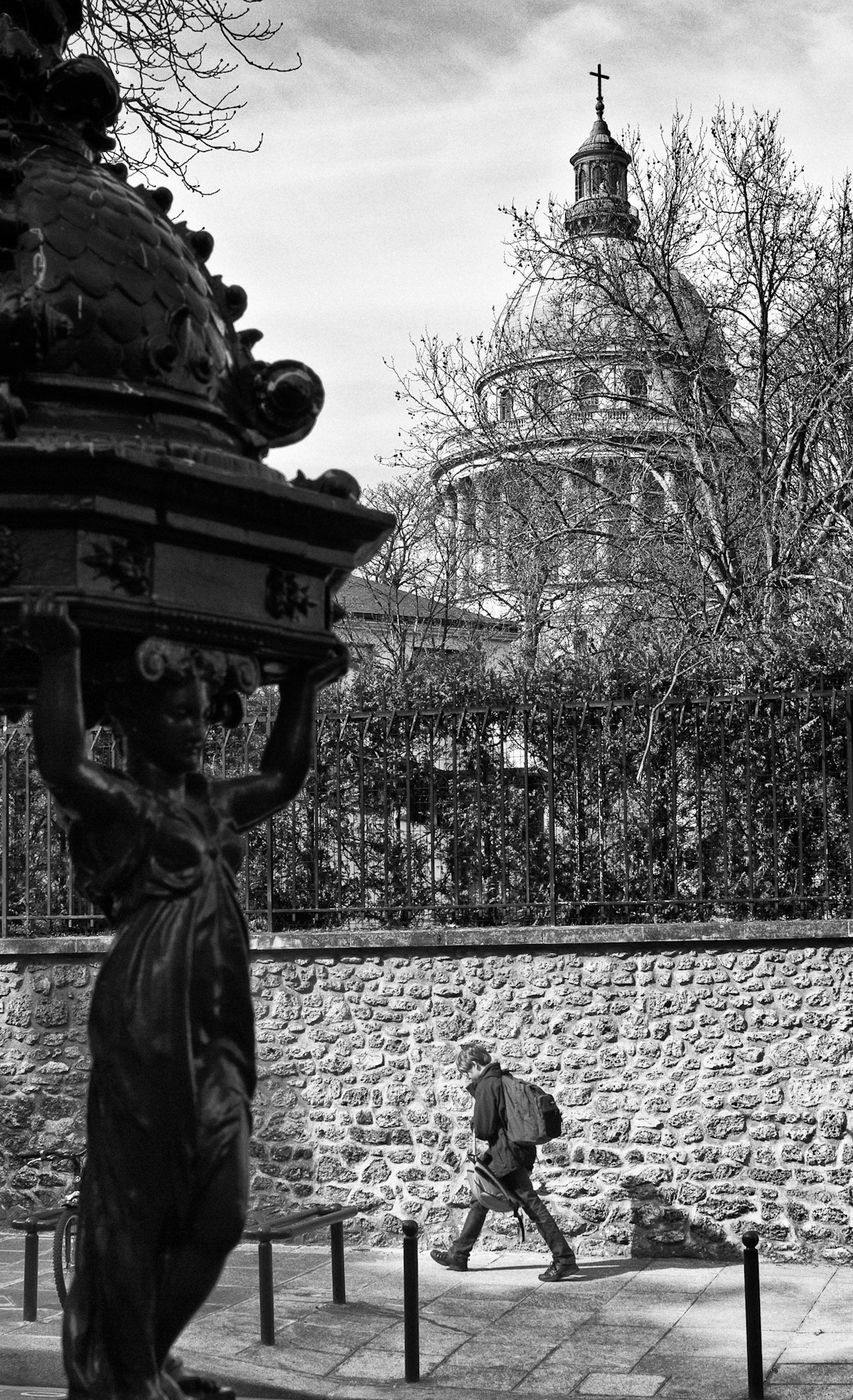 Paris : le Panthéon vu de la rue de l'Estrapade