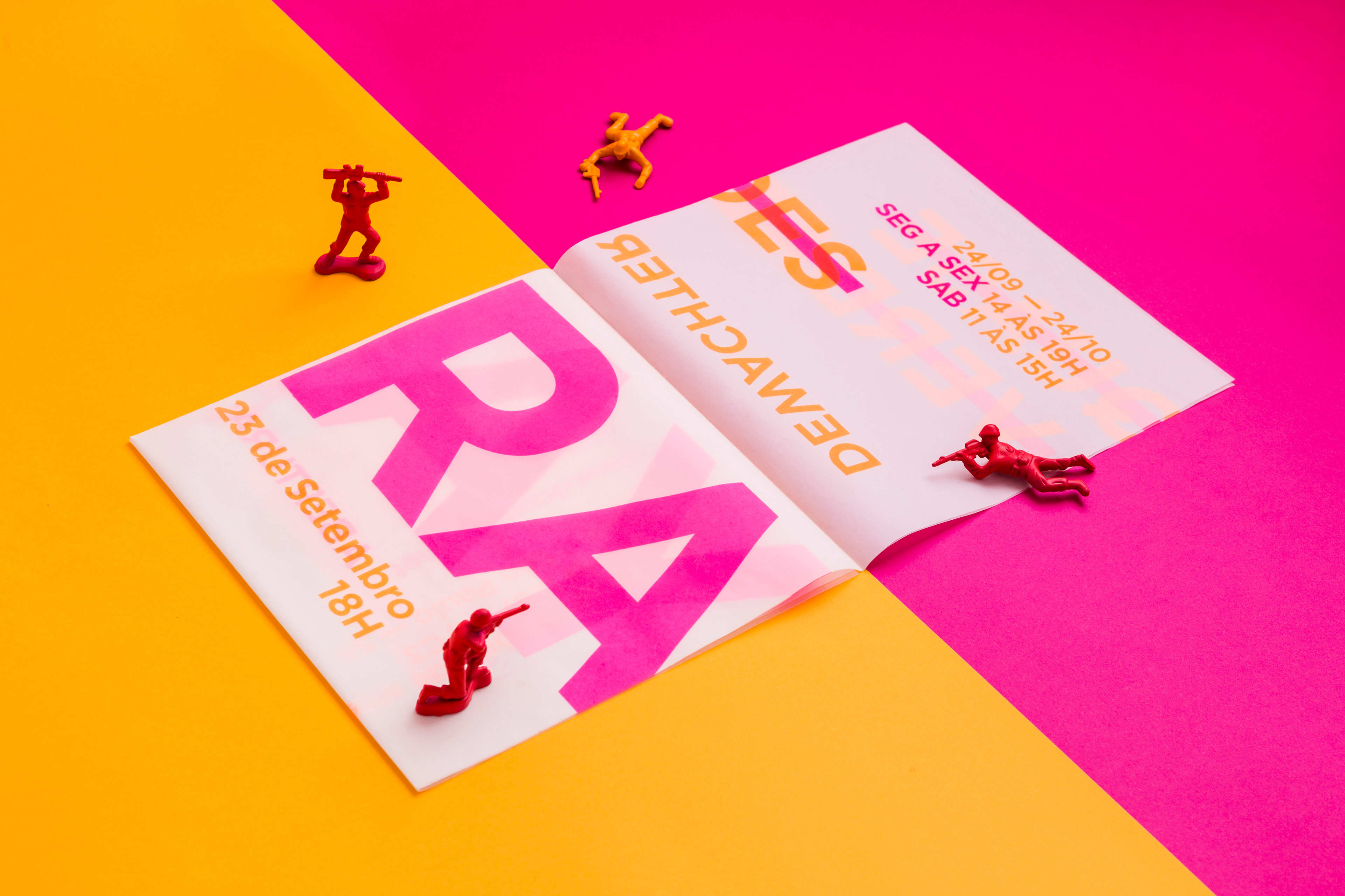Quase verdades é o nome da primeira individual da artista visual Yara Dewachter. O convite foi pensado de como uma forma de apresentar o conceito da exposição e o trabalho da artista de forma gráfica e experimental.