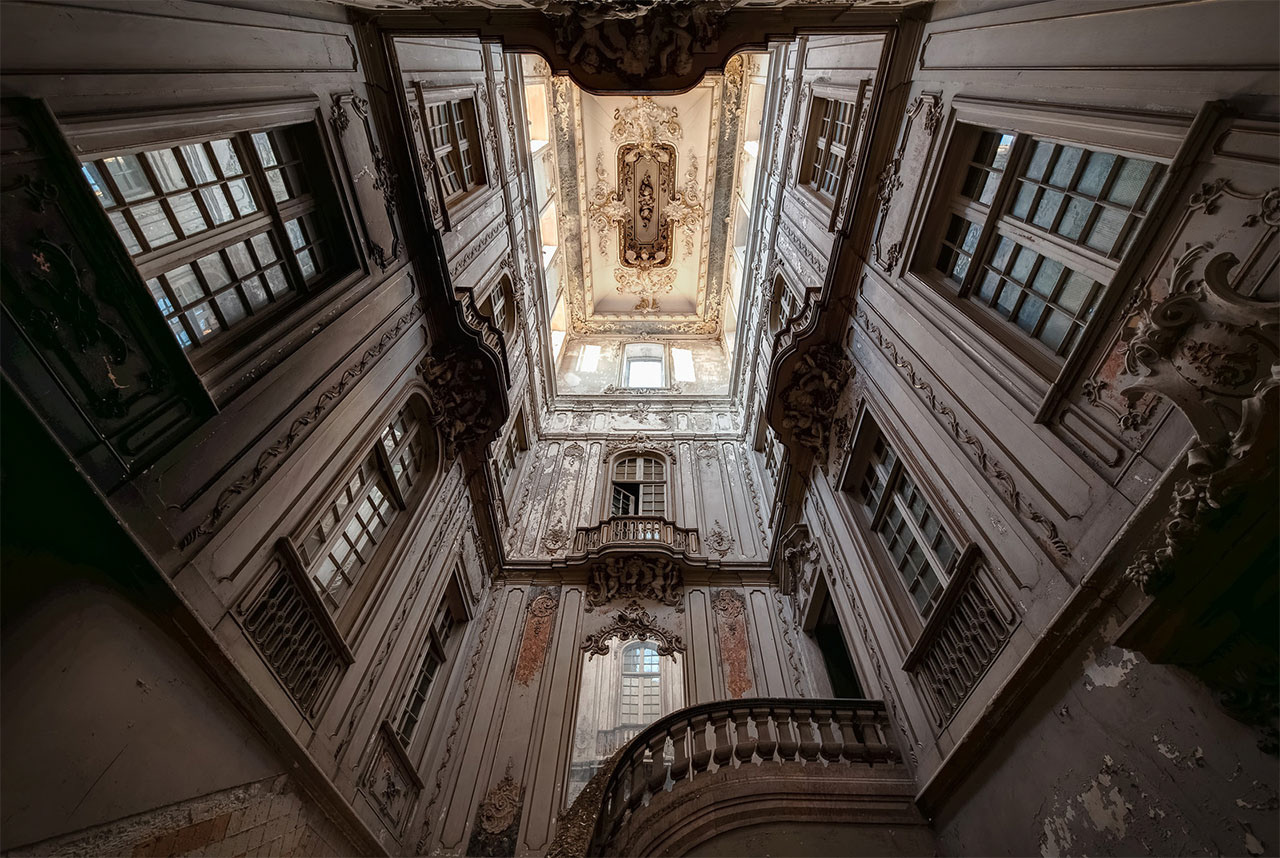 Au plus haut des yeux / Dictator's Palace, Portugal